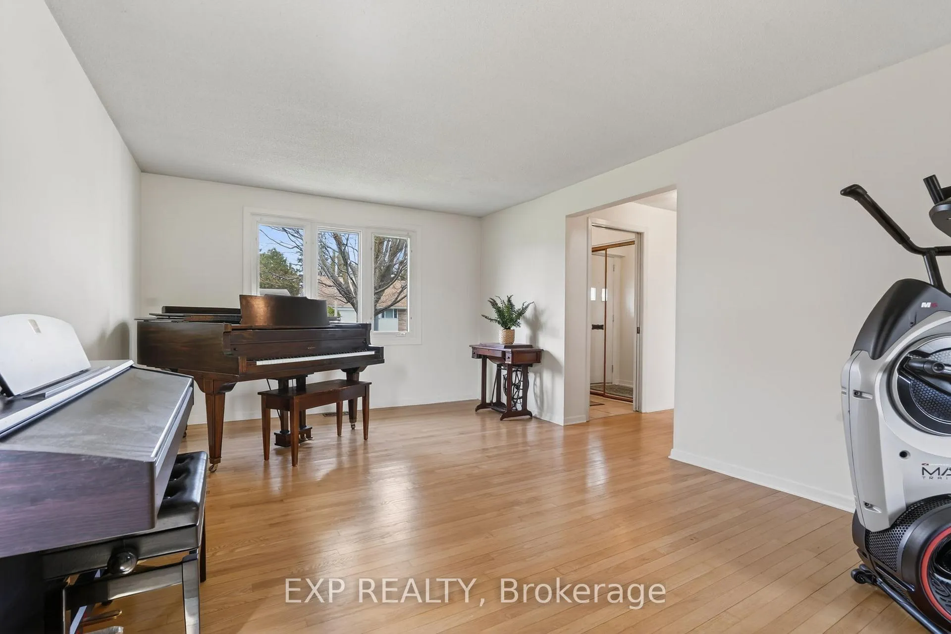 Photo 7 of 652 Glenhurst Crescent, Ottawa, Beacon Hill North — HOMEH