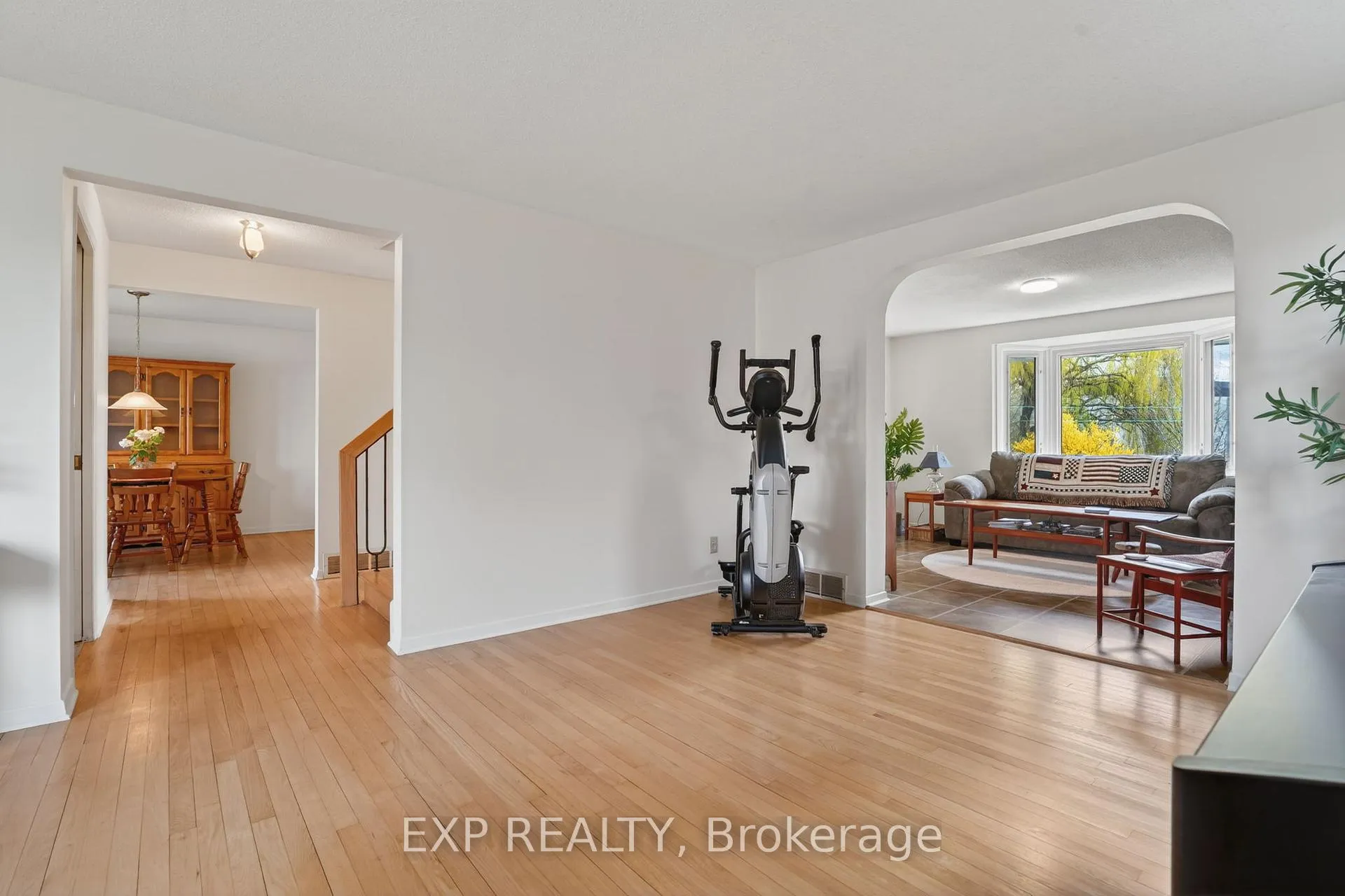 Photo 8 of 652 Glenhurst Crescent, Ottawa, Beacon Hill North — HOMEH
