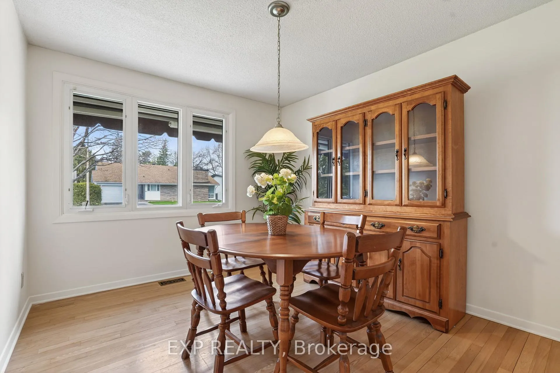 Photo 9 of 652 Glenhurst Crescent, Ottawa, Beacon Hill North — HOMEH