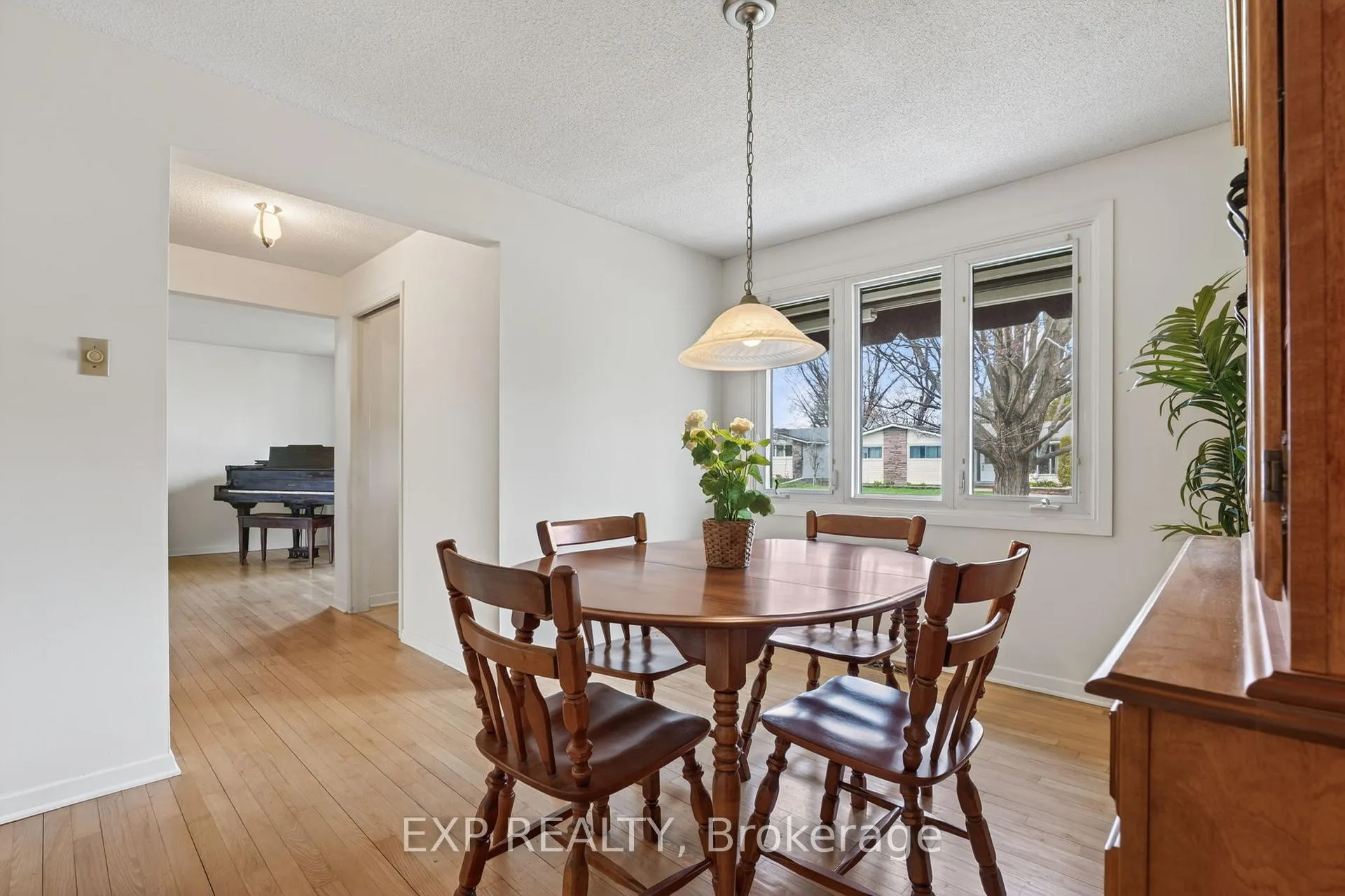 Photo 10 of 652 Glenhurst Crescent, Ottawa, Beacon Hill North — HOMEH