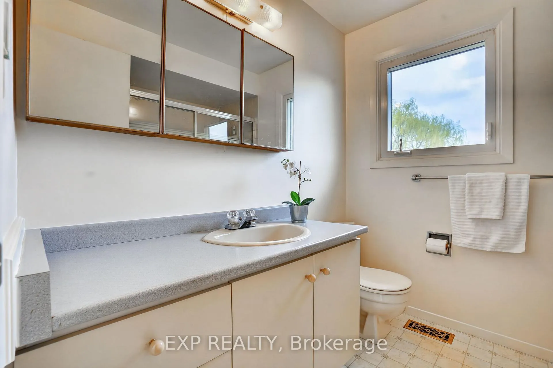Photo 28 of 652 Glenhurst Crescent, Ottawa, Beacon Hill North — HOMEH