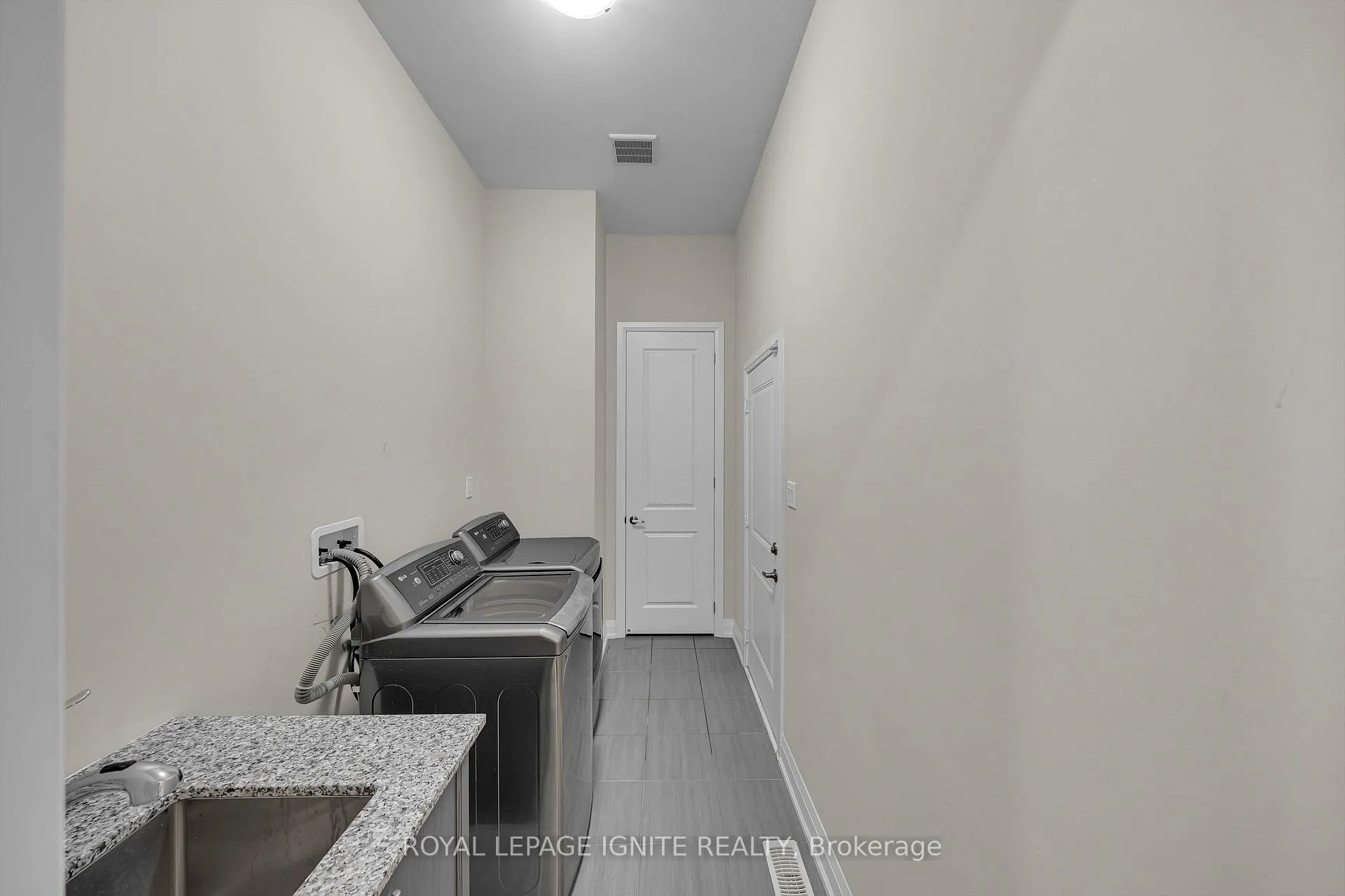 Photo 7 of 398 Frontier Court, Pickering, Rosebank — HOMEH