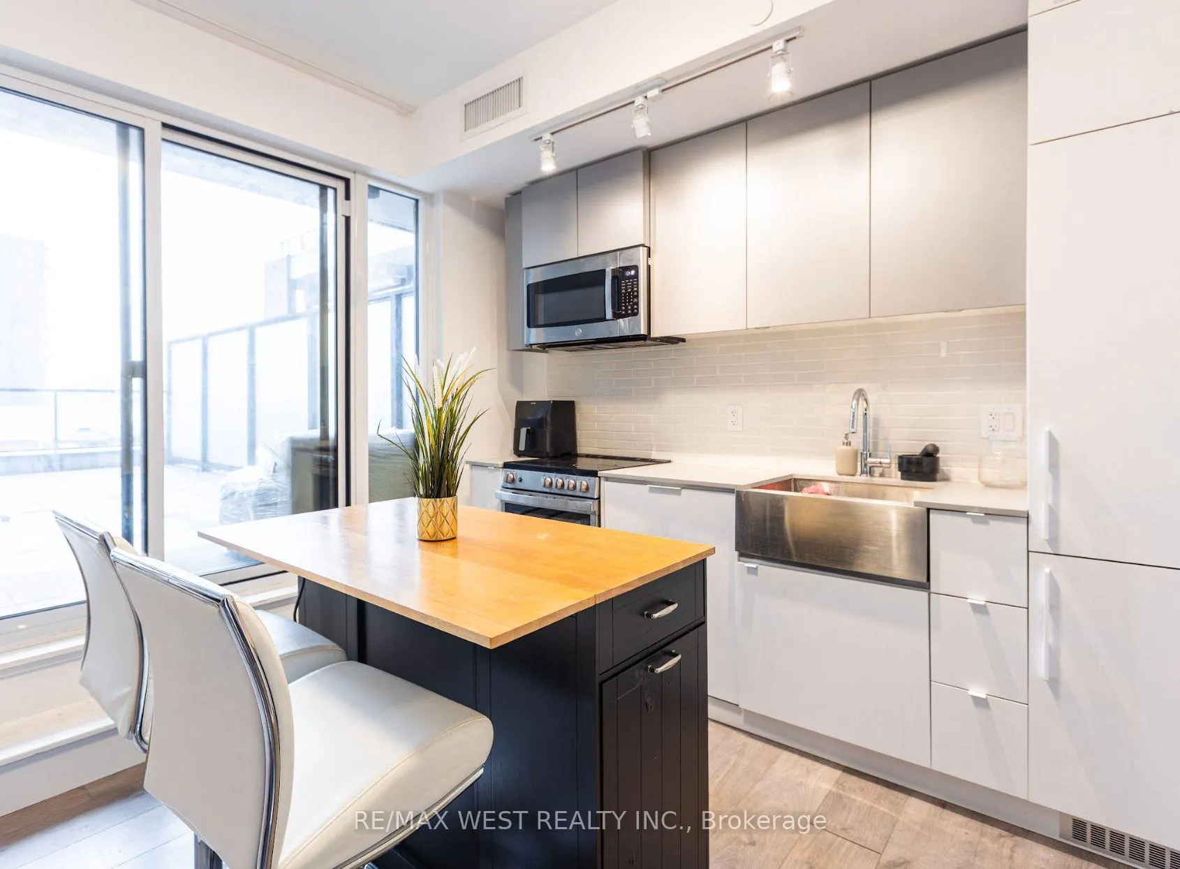 Front of Unit 313, 270 Dufferin Street