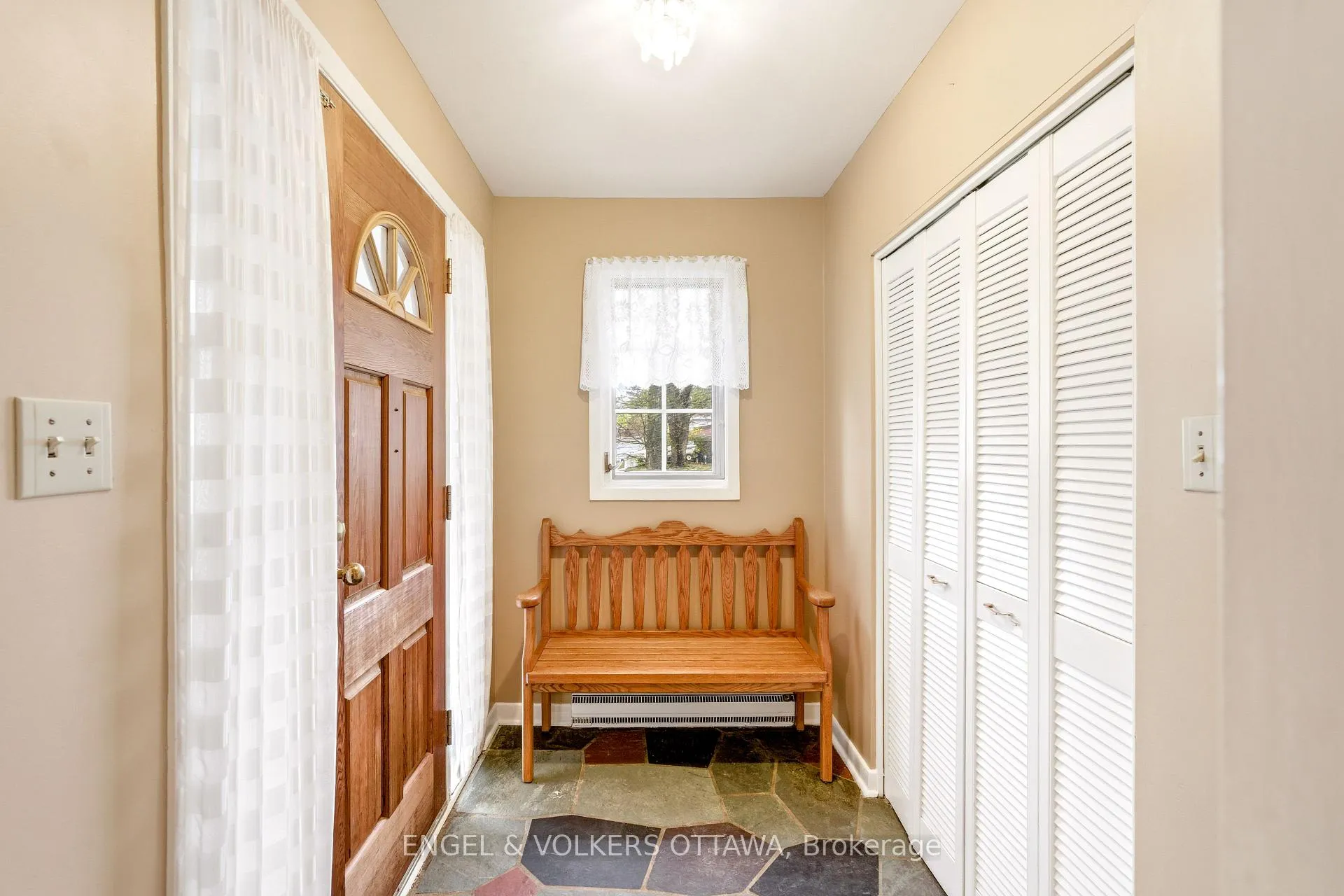 Photo 4 of 1974 Norway Crescent, Ottawa, Playfair Park — HOMEH