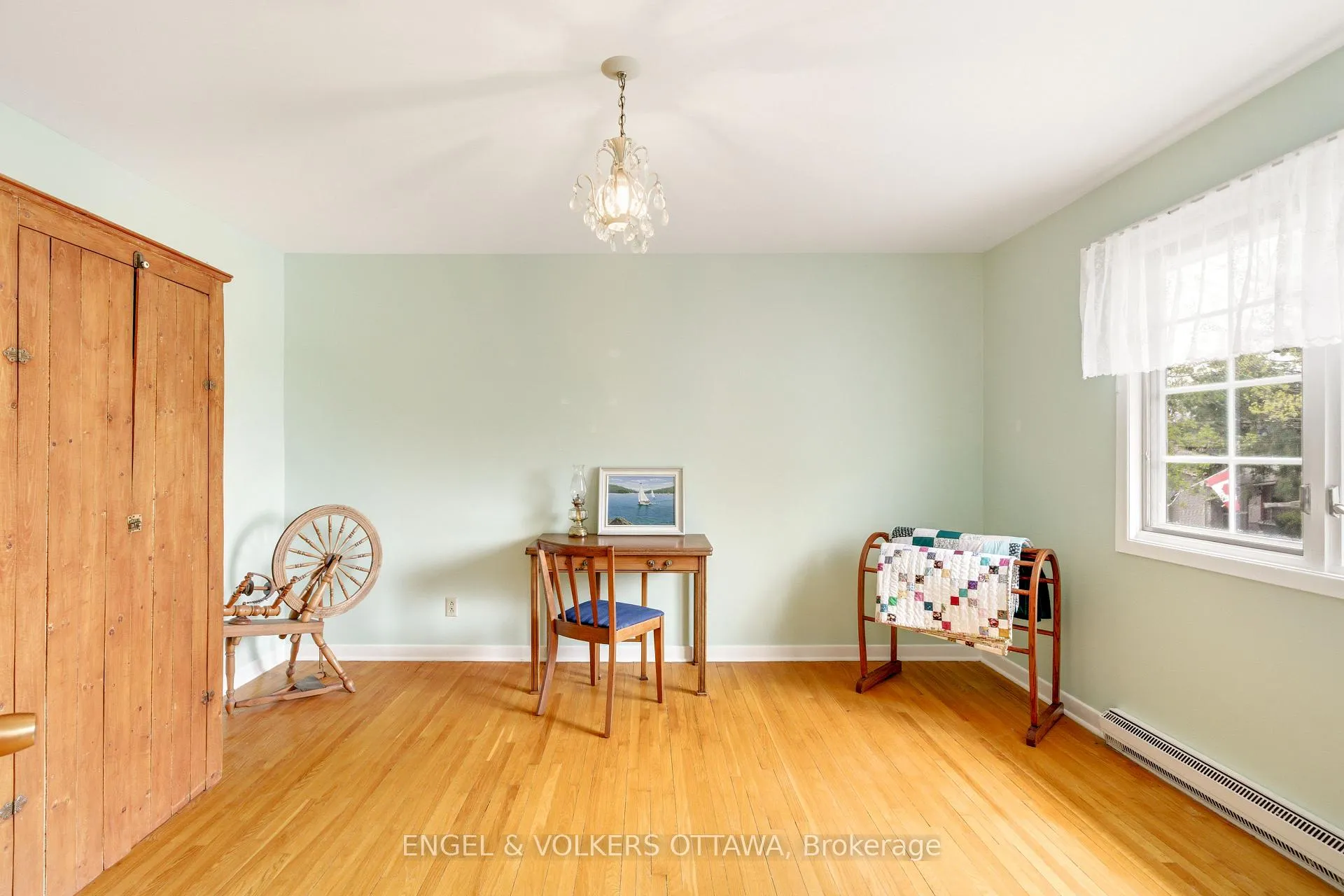 Photo 32 of 1974 Norway Crescent, Ottawa, Playfair Park — HOMEH