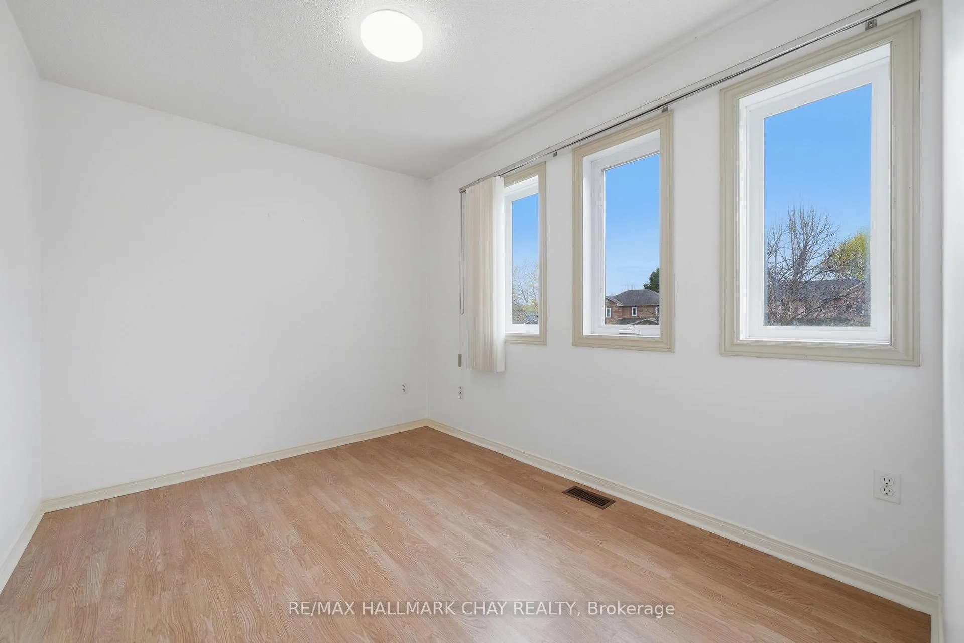 Photo 25 of 12 Dugdale Avenue, New Tecumseth, Beeton — HOMEH