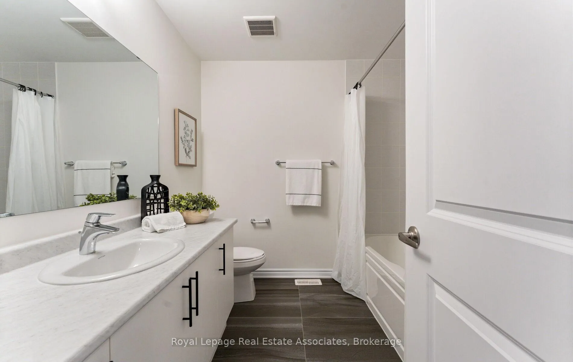 Photo 34 of 53 Sutcliffe Drive, Whitby, Rolling Acres — HOMEH