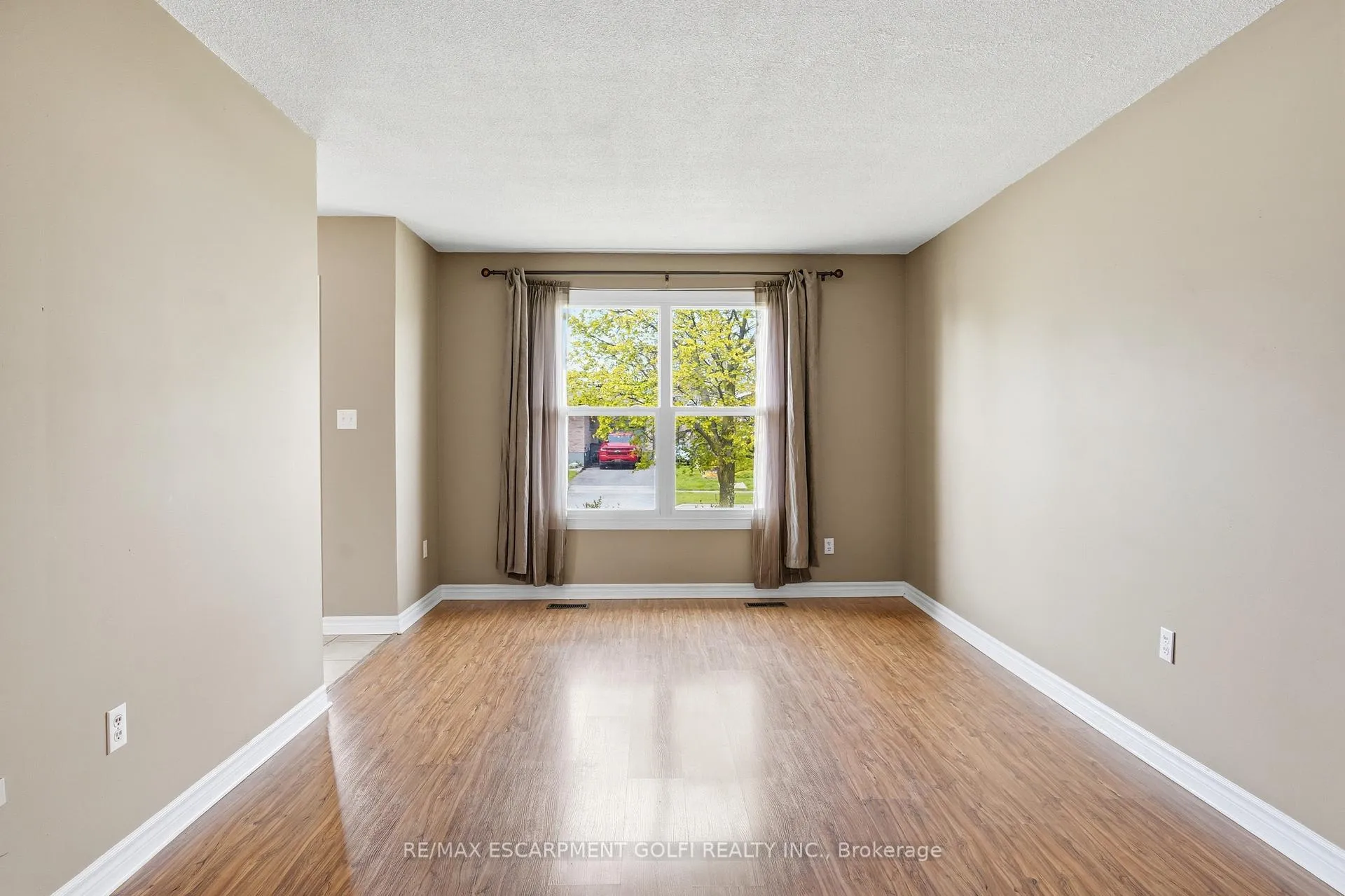 Photo 3 of 87 Marc Boulevard, Welland, Lincoln/Crowland — HOMEH