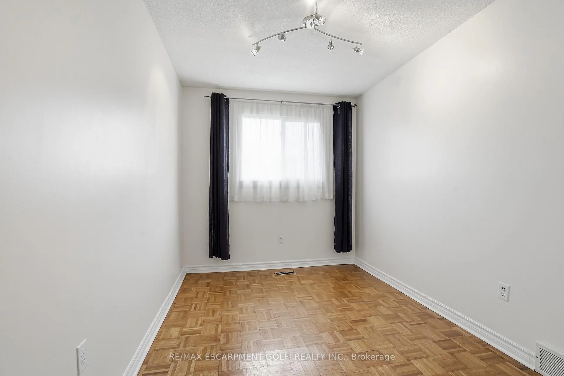 Photo 12 of 87 Marc Boulevard, Welland, Lincoln/Crowland — HOMEH
