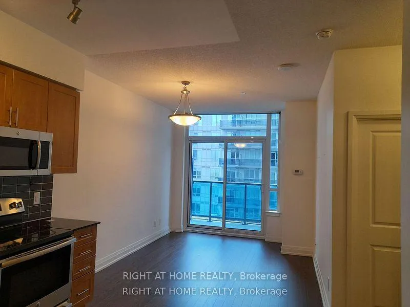 Photo 6 of 7165 Yonge Street, Markham, Grandview — HOMEH