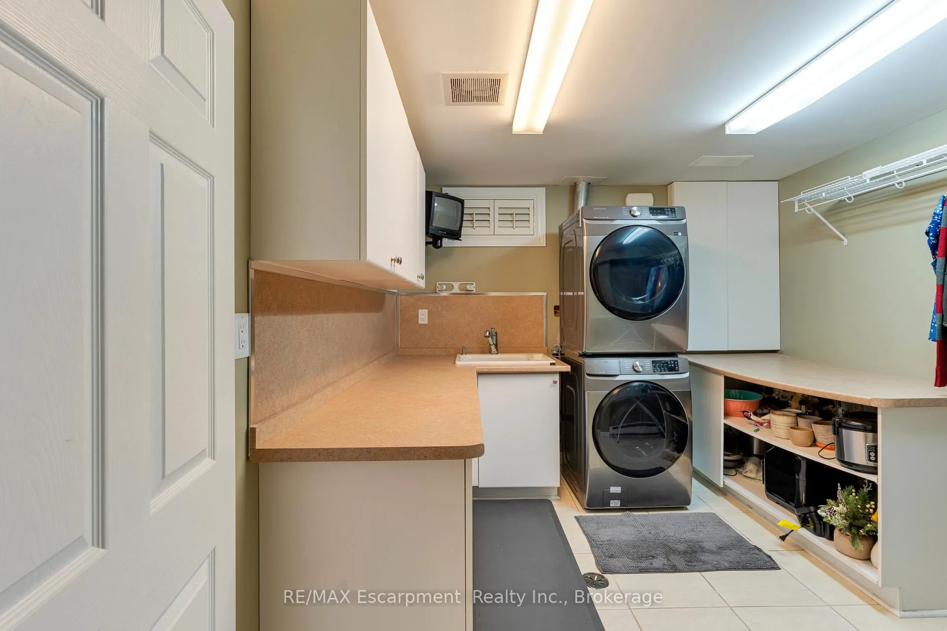 Photo 33 of 98 Glenhollow Drive, Hamilton, Stoney Creek — HOMEH