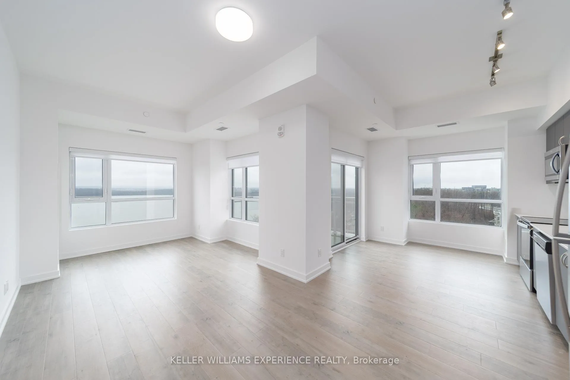 Photo 9 of Unit 1106, 56 Lakeside Terrace, Barrie, Little Lake — HOMEH