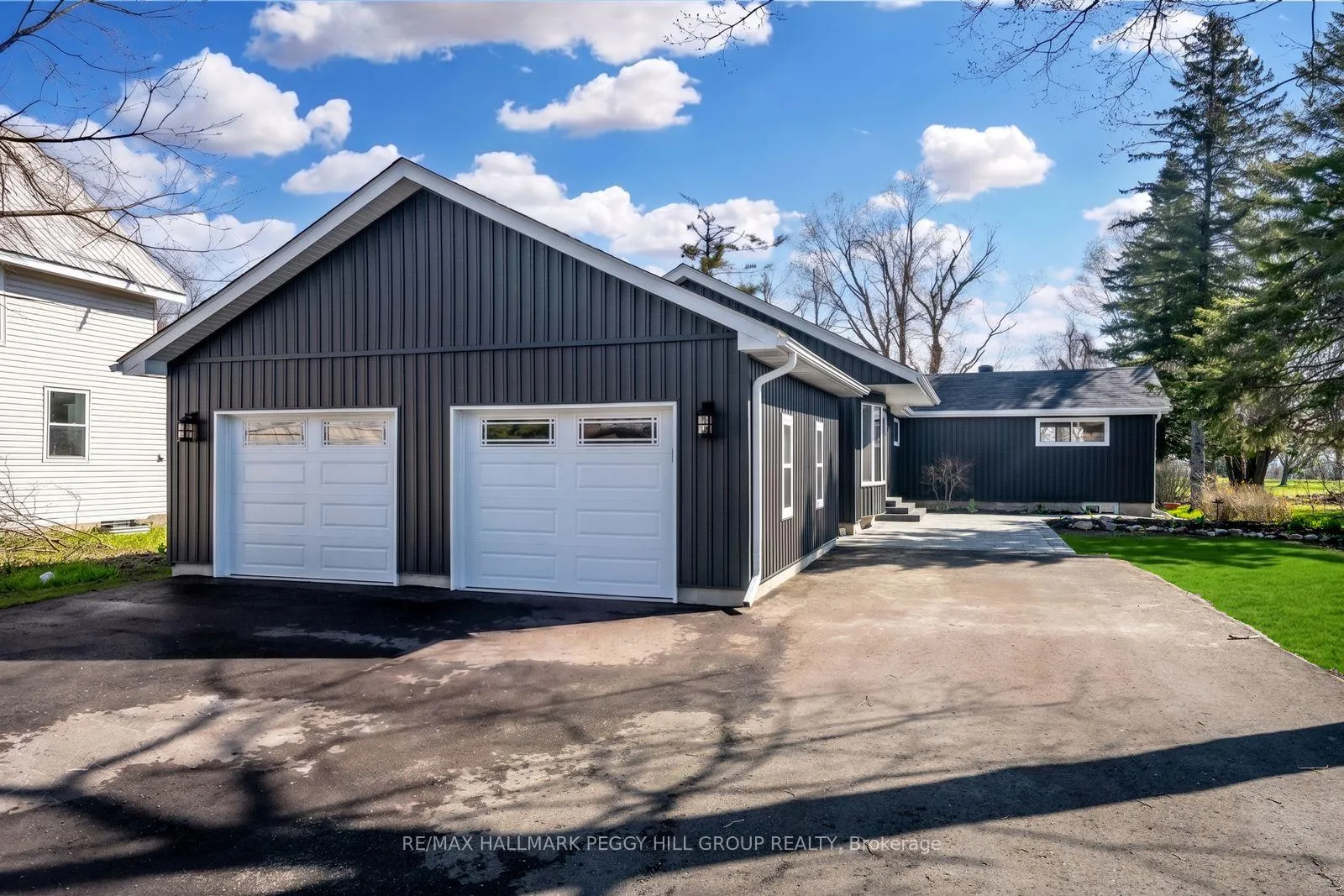 Front of 386 Peter Street N