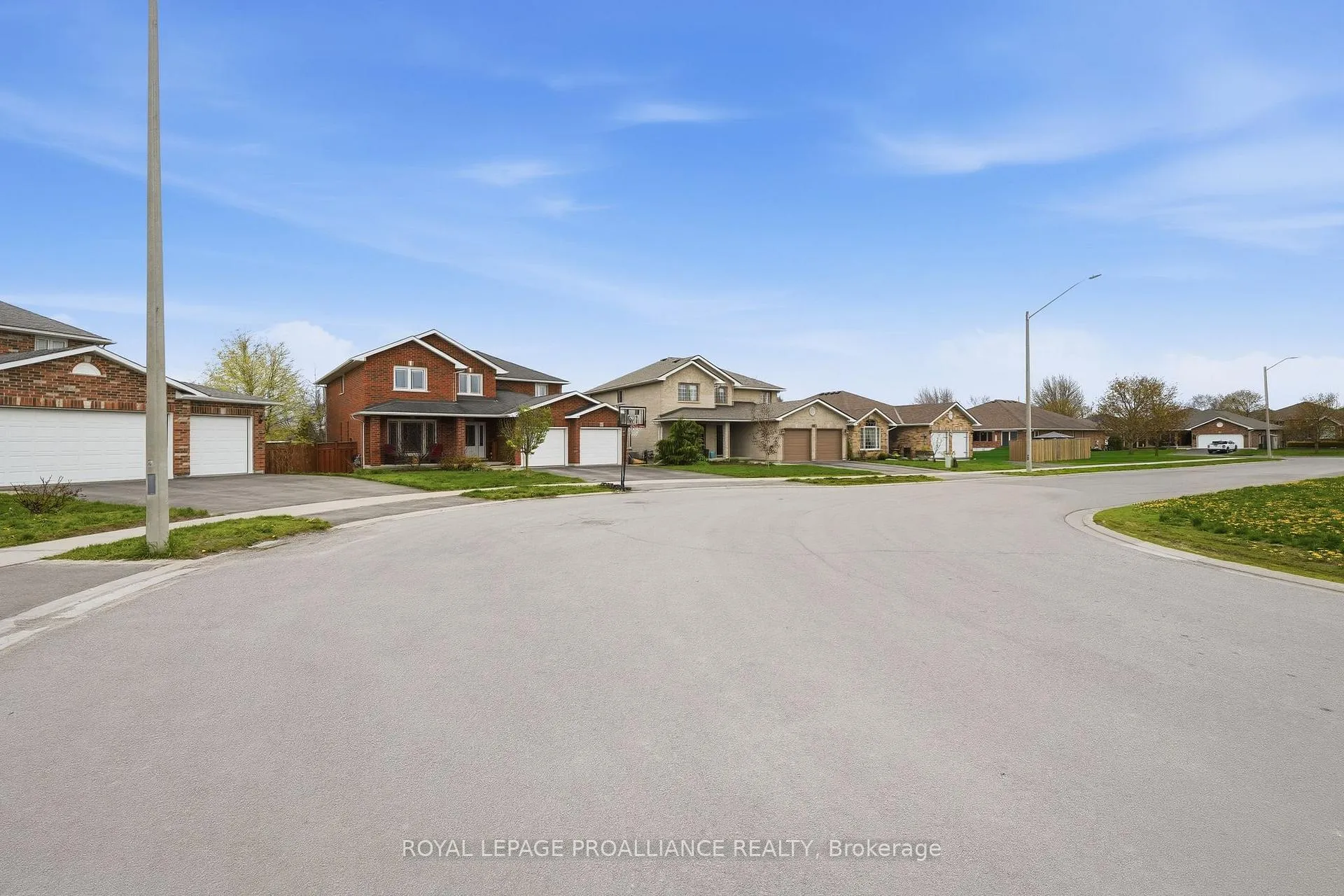 Photo 2 of 9 Essex Drive, Belleville, Thurlow Ward — HOMEH