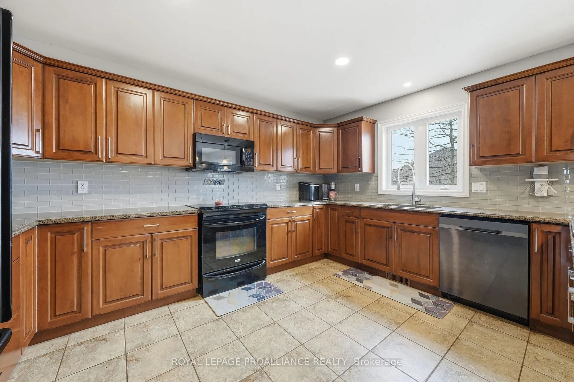 Photo 8 of 9 Essex Drive, Belleville, Thurlow Ward — HOMEH