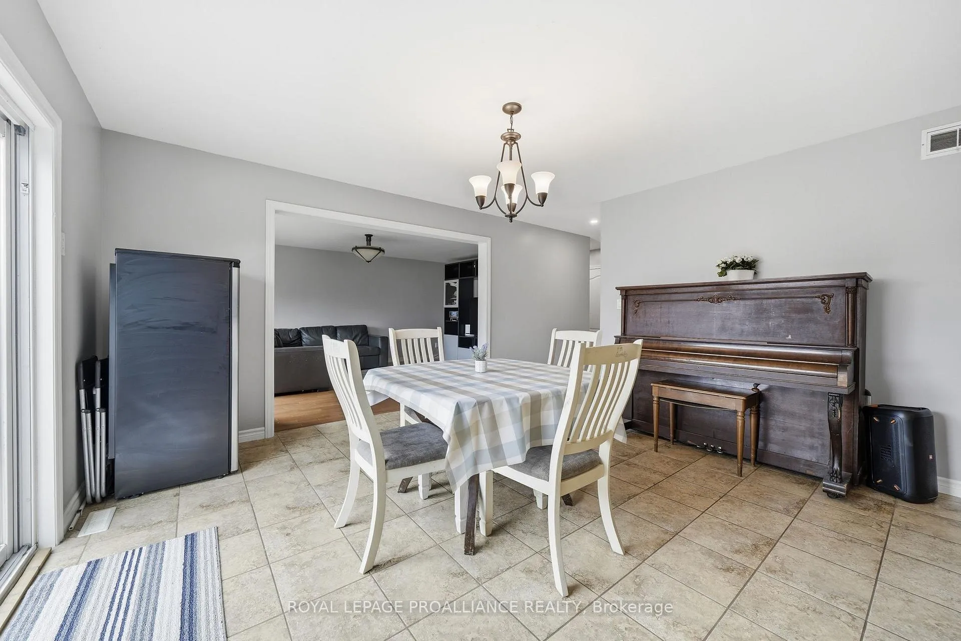 Photo 12 of 9 Essex Drive, Belleville, Thurlow Ward — HOMEH