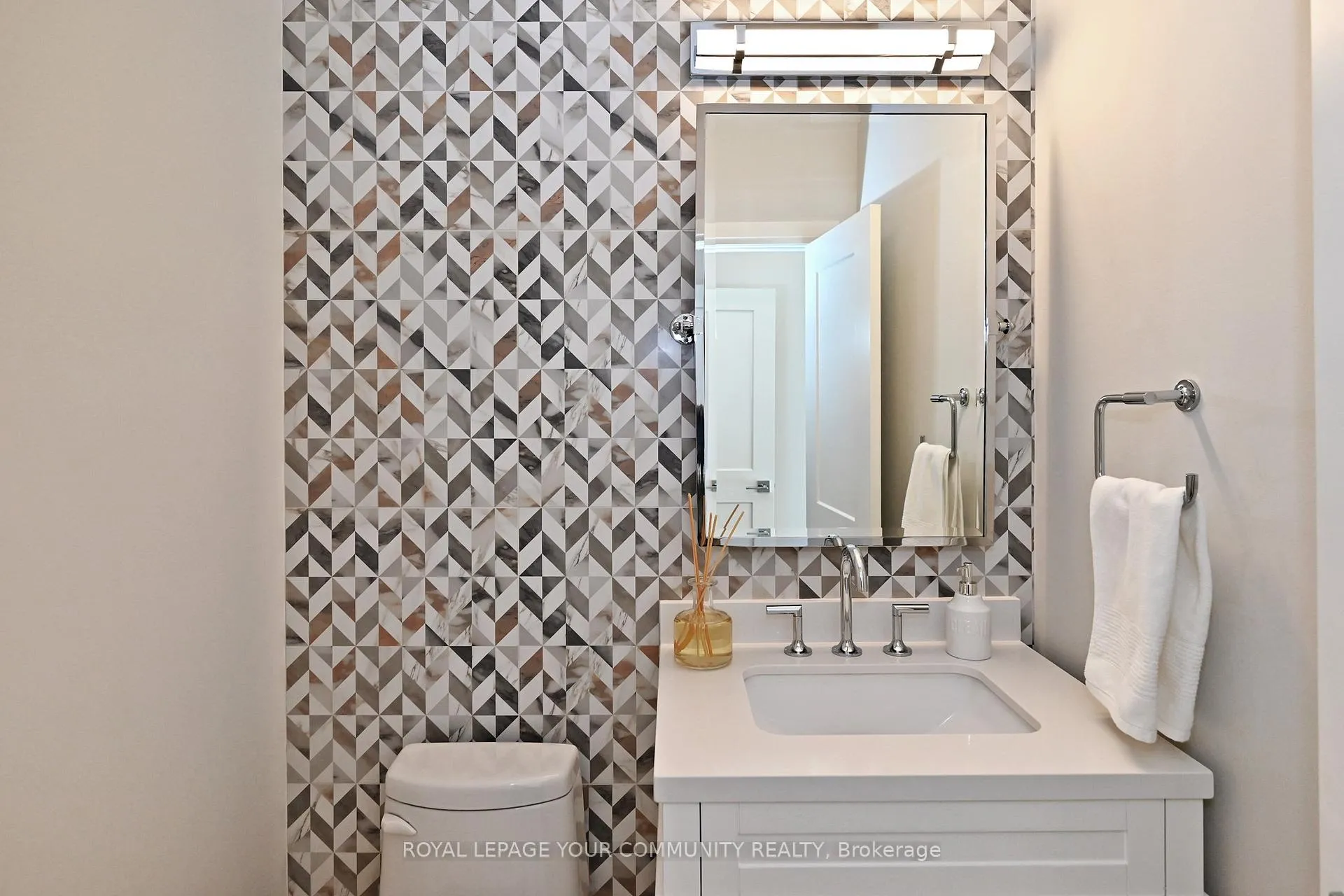 Photo 18 of 313 Willis Drive, Aurora, Aurora Highlands — HOMEH