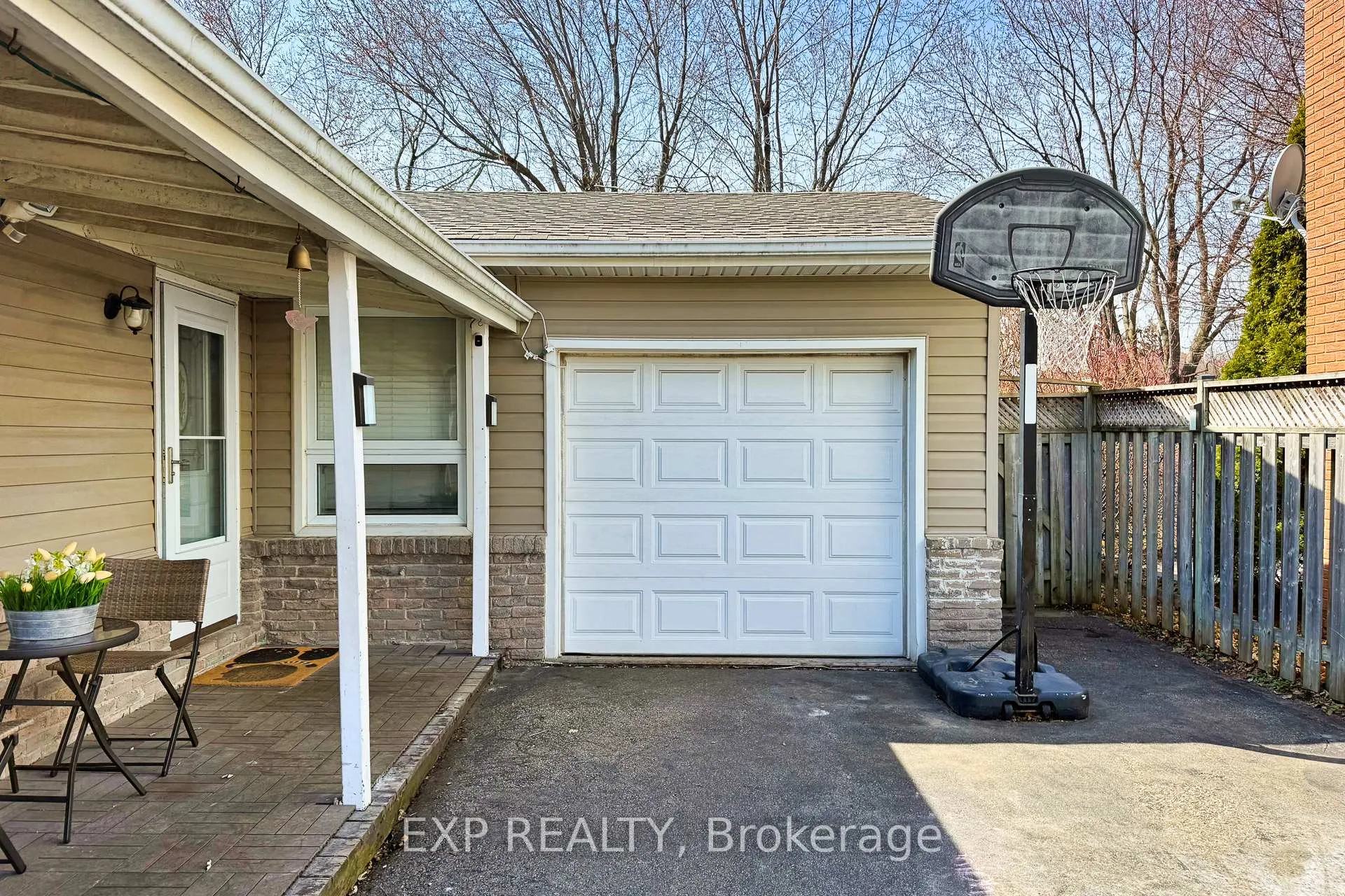 Photo 4 of 584 Elliott Crescent, Milton, Dorset Park — HOMEH