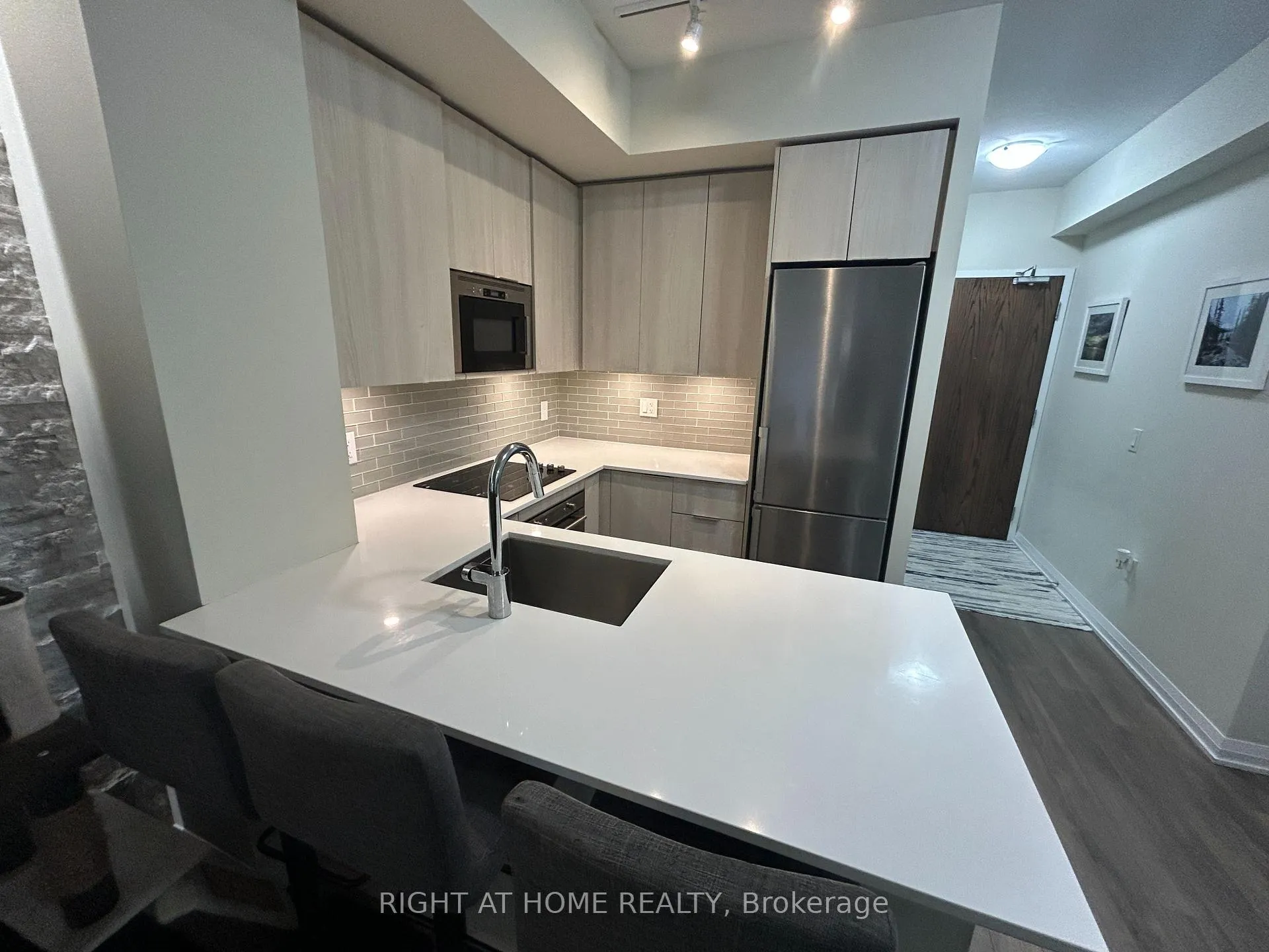 Photo 8 of Unit 701, 99 Eagle Rock Way, Vaughan, Maple — HOMEH
