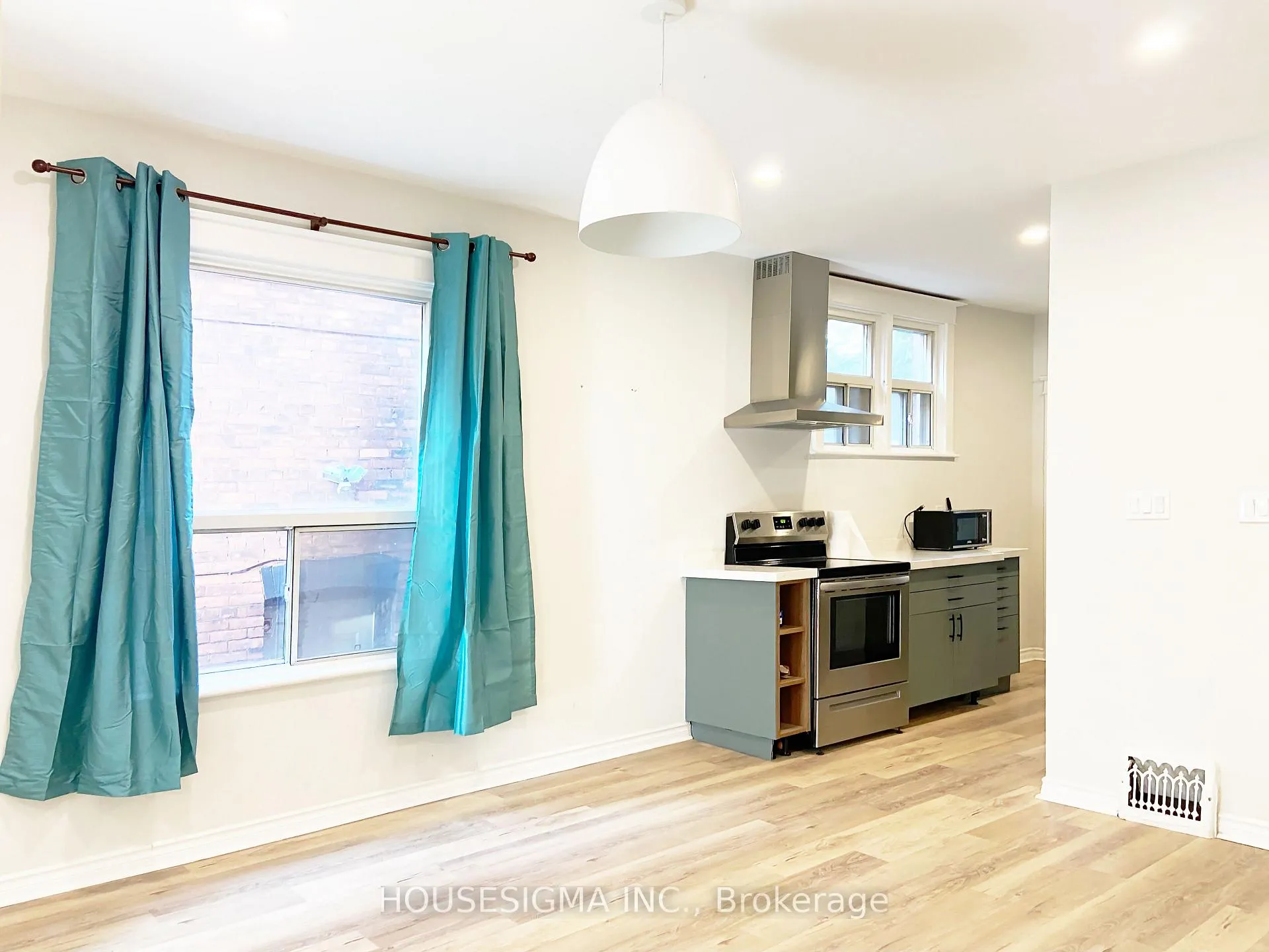 Photo 4 of 19 Erie Avenue, Hamilton, Stinson — HOMEH