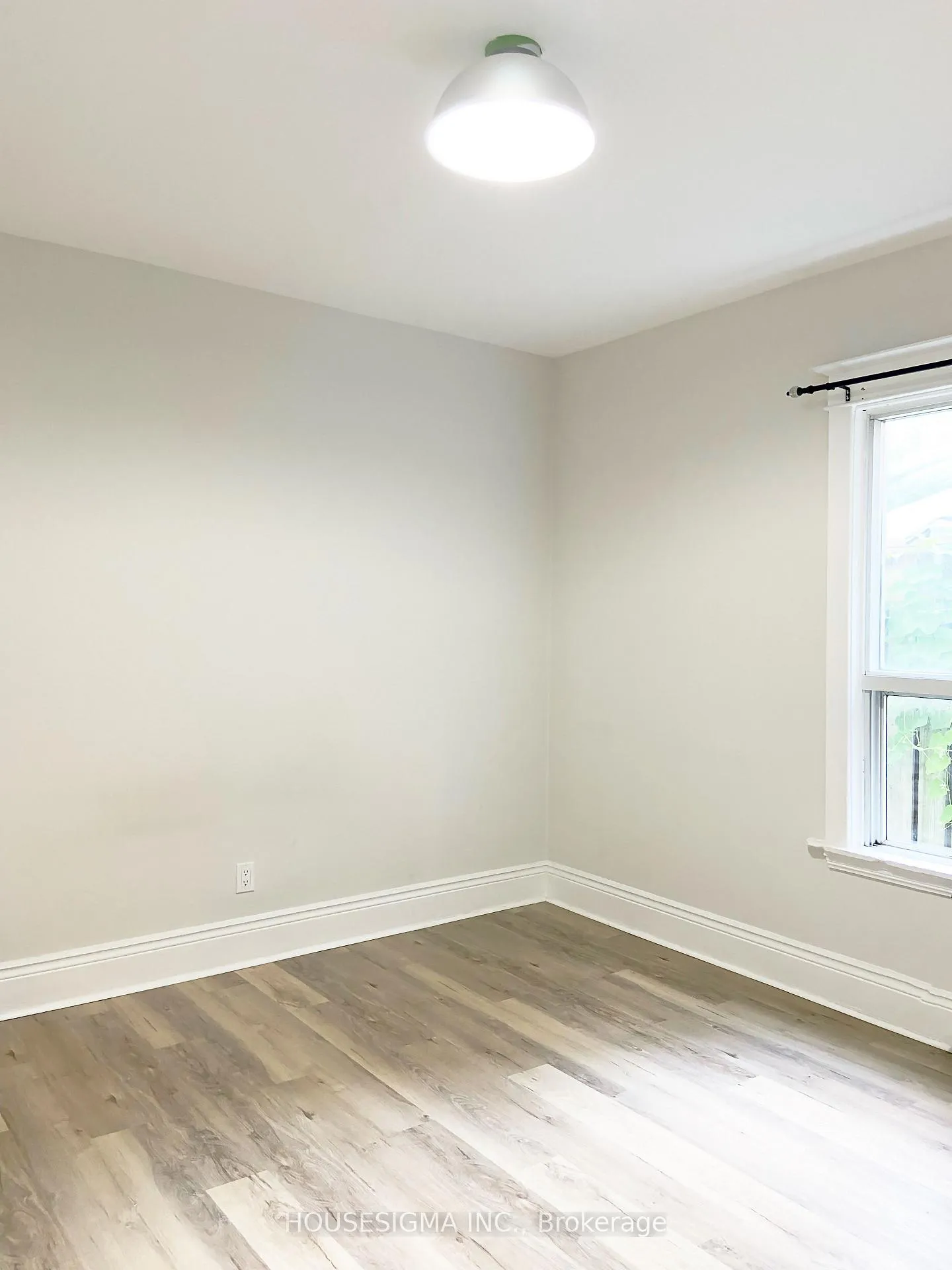 Photo 10 of 19 Erie Avenue, Hamilton, Stinson — HOMEH
