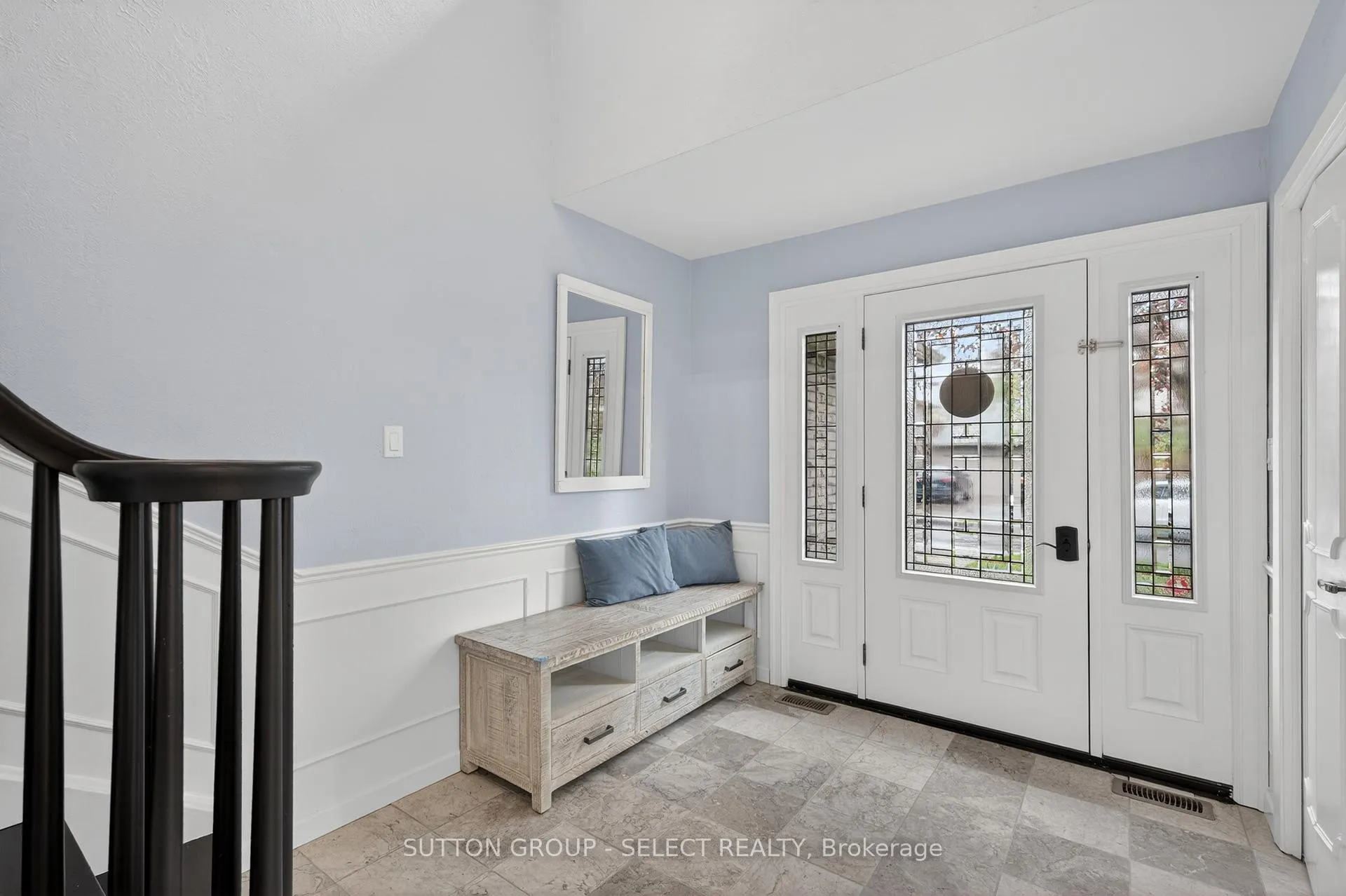 Photo 2 of 22 Pinegrove Crescent, London, South M — HOMEH