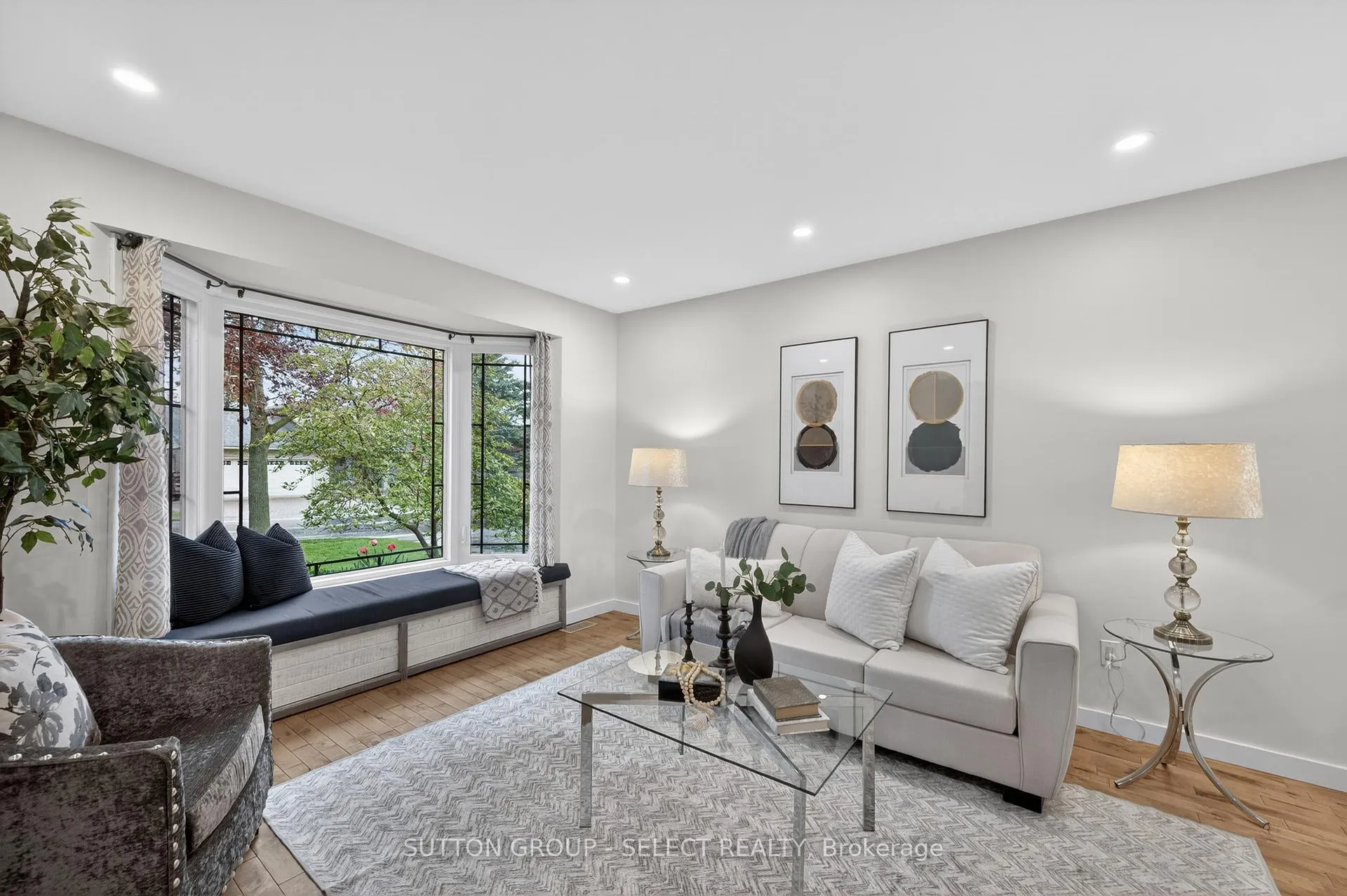 Photo 4 of 22 Pinegrove Crescent, London, South M — HOMEH