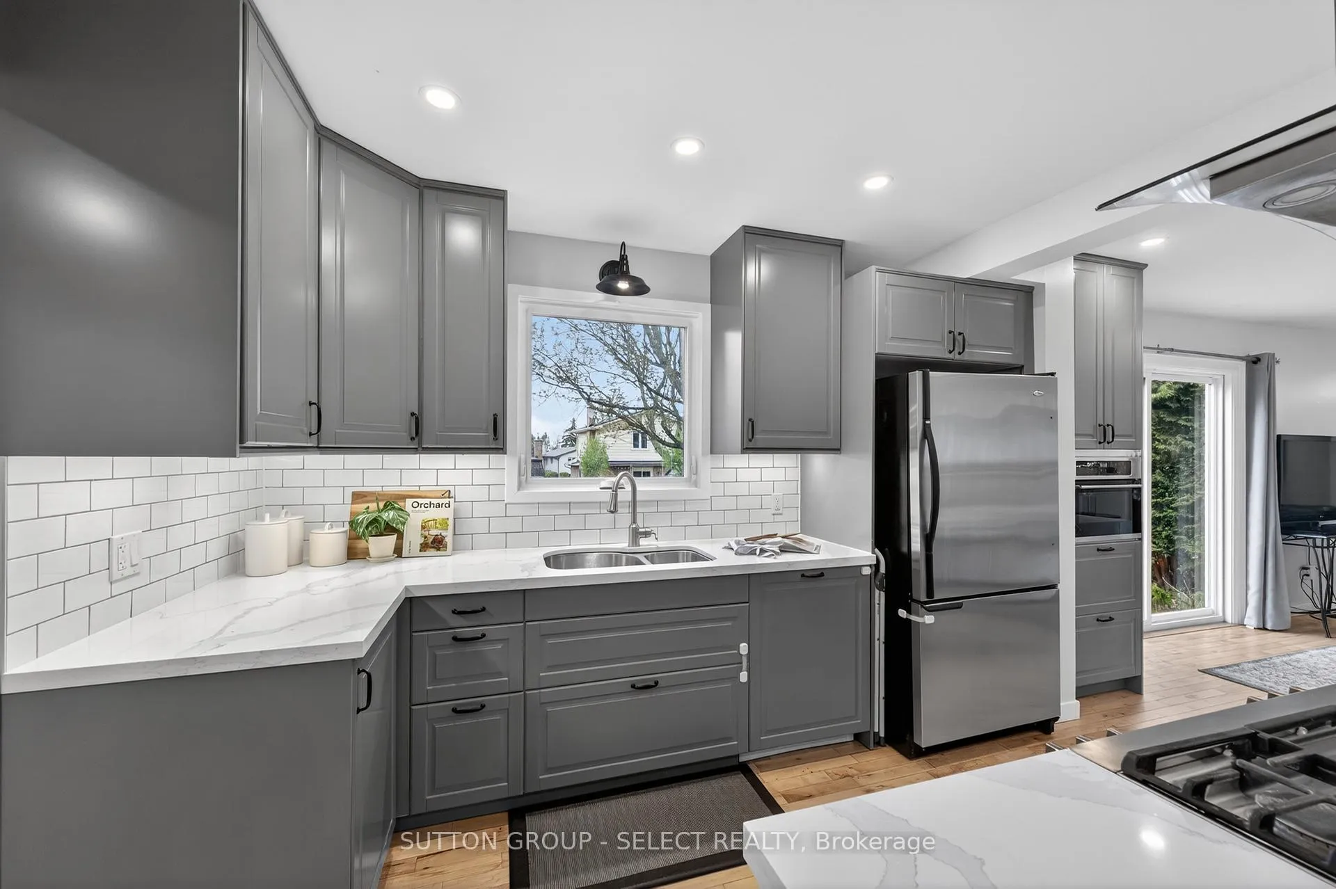 Photo 13 of 22 Pinegrove Crescent, London, South M — HOMEH