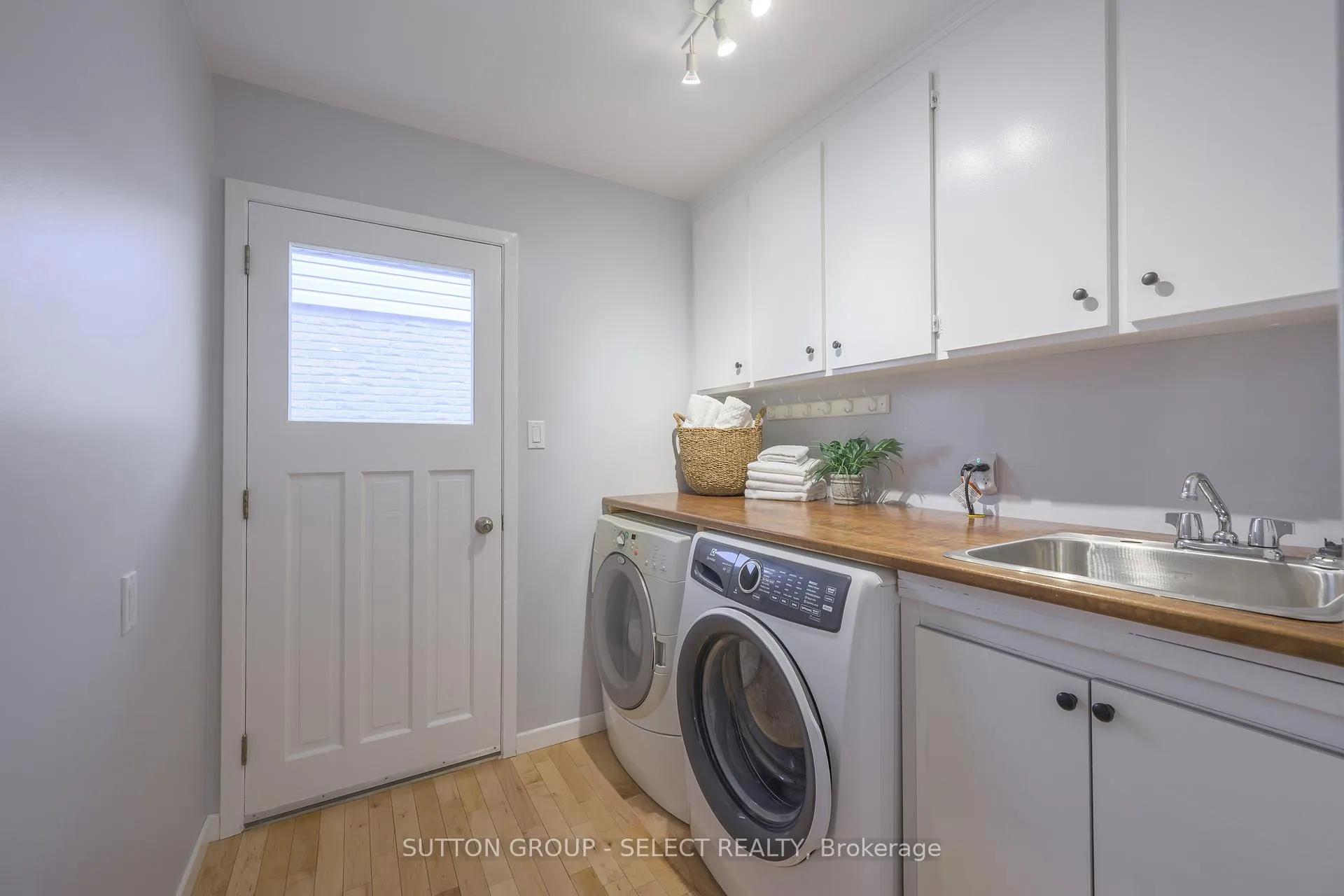 Photo 18 of 22 Pinegrove Crescent, London, South M — HOMEH