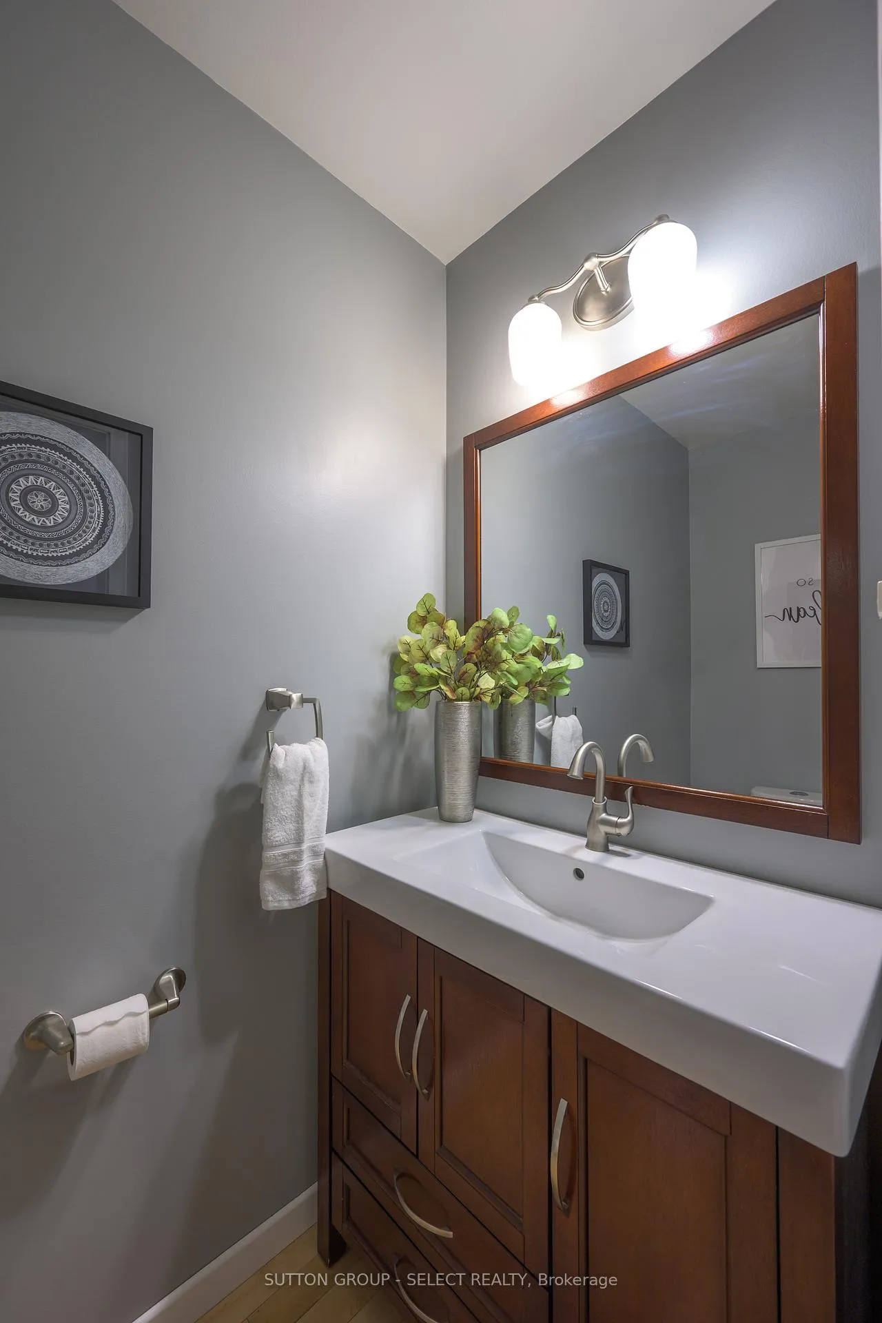 Photo 19 of 22 Pinegrove Crescent, London, South M — HOMEH