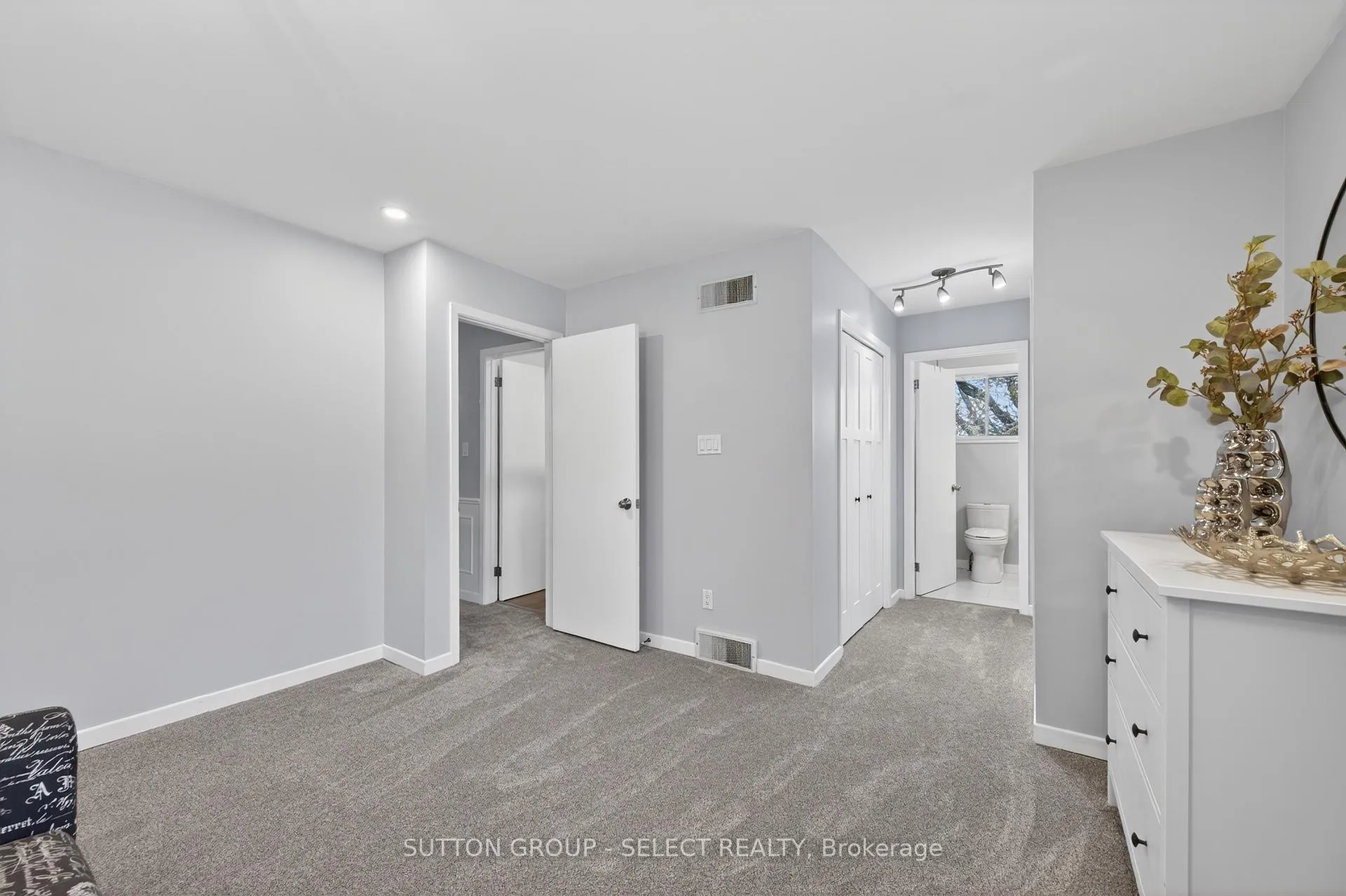 Photo 22 of 22 Pinegrove Crescent, London, South M — HOMEH