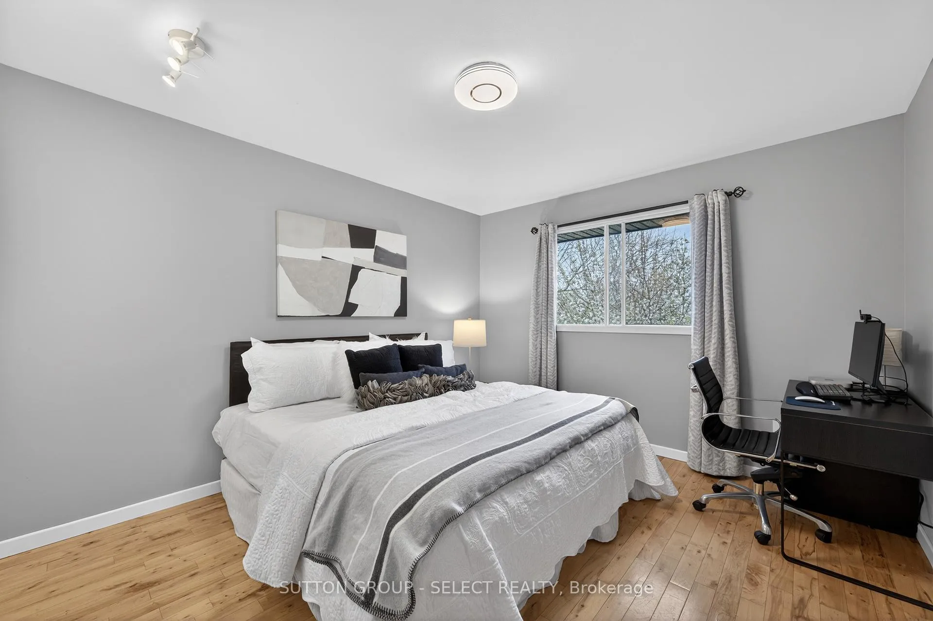 Photo 25 of 22 Pinegrove Crescent, London, South M — HOMEH