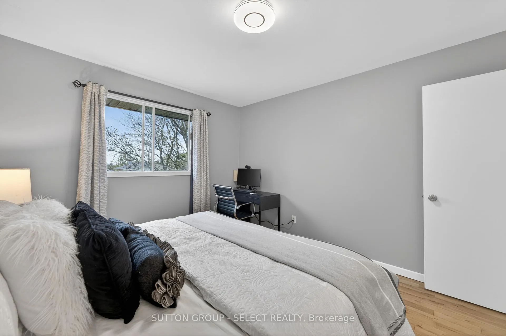 Photo 26 of 22 Pinegrove Crescent, London, South M — HOMEH