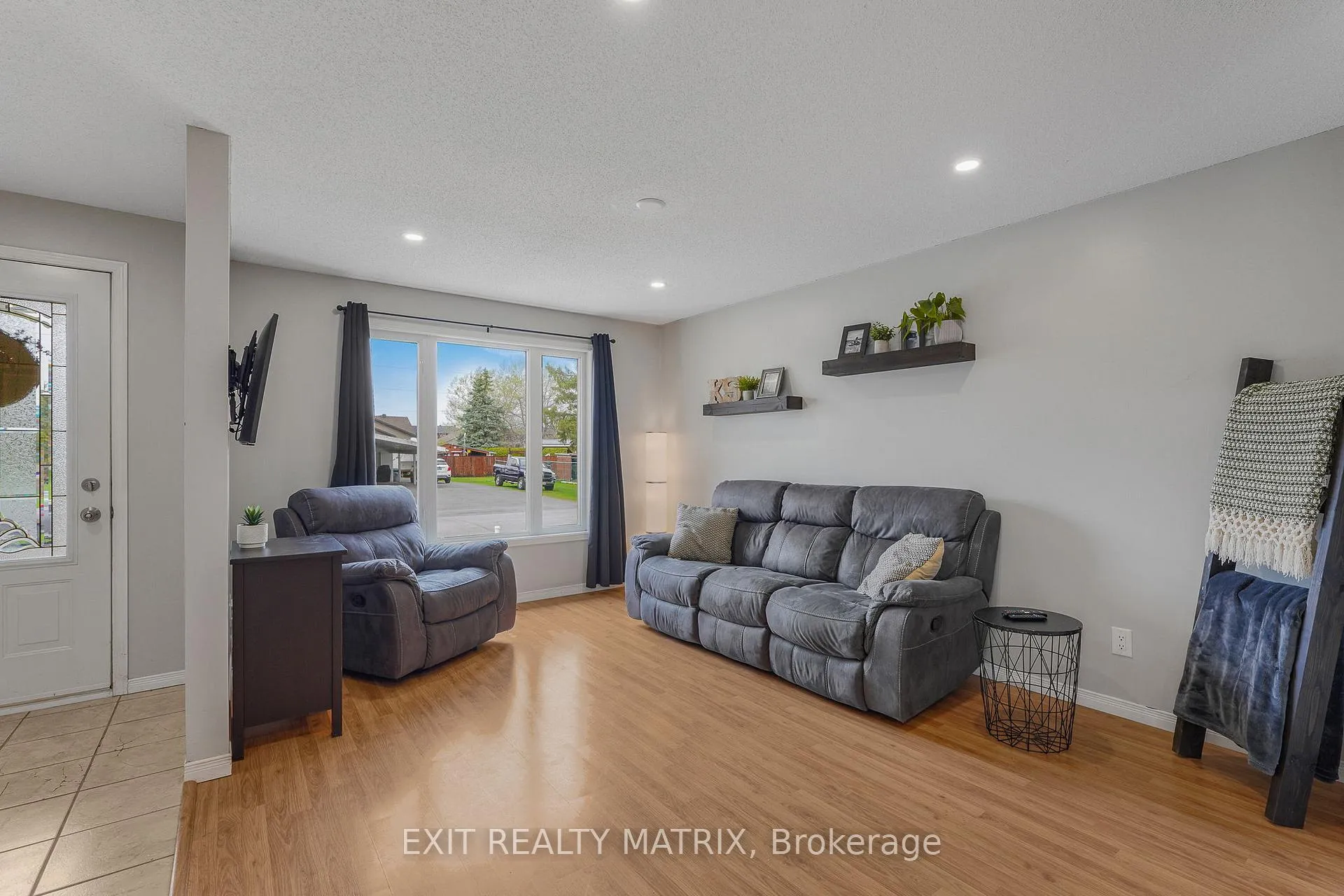 Photo 4 of Unit B, 2 Gloss Street, North Stormont, North Stormont (Finch) Twp — HOMEH