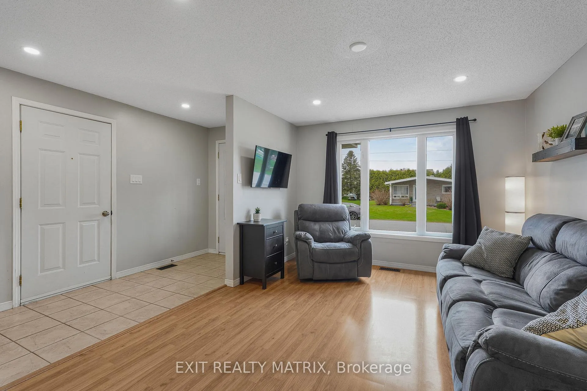 Photo 5 of Unit B, 2 Gloss Street, North Stormont, North Stormont (Finch) Twp — HOMEH