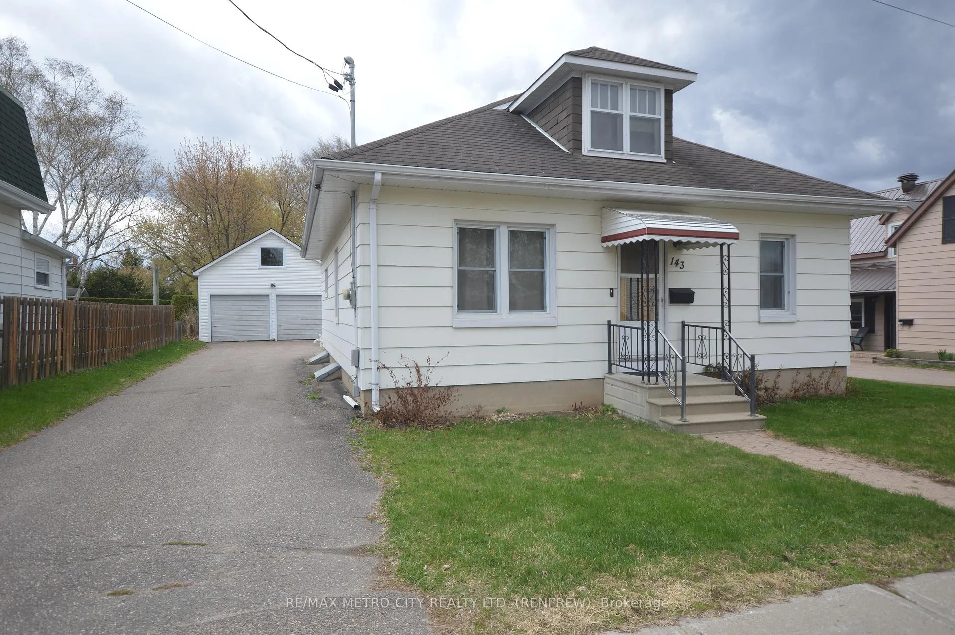 Photo 1 of 143 Munroe Avenue W, Renfrew — HOMEH