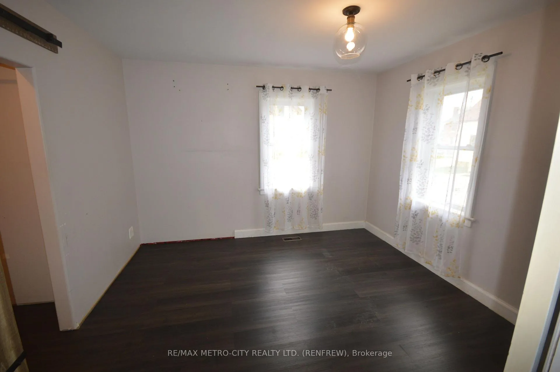Photo 2 of 143 Munroe Avenue W, Renfrew — HOMEH