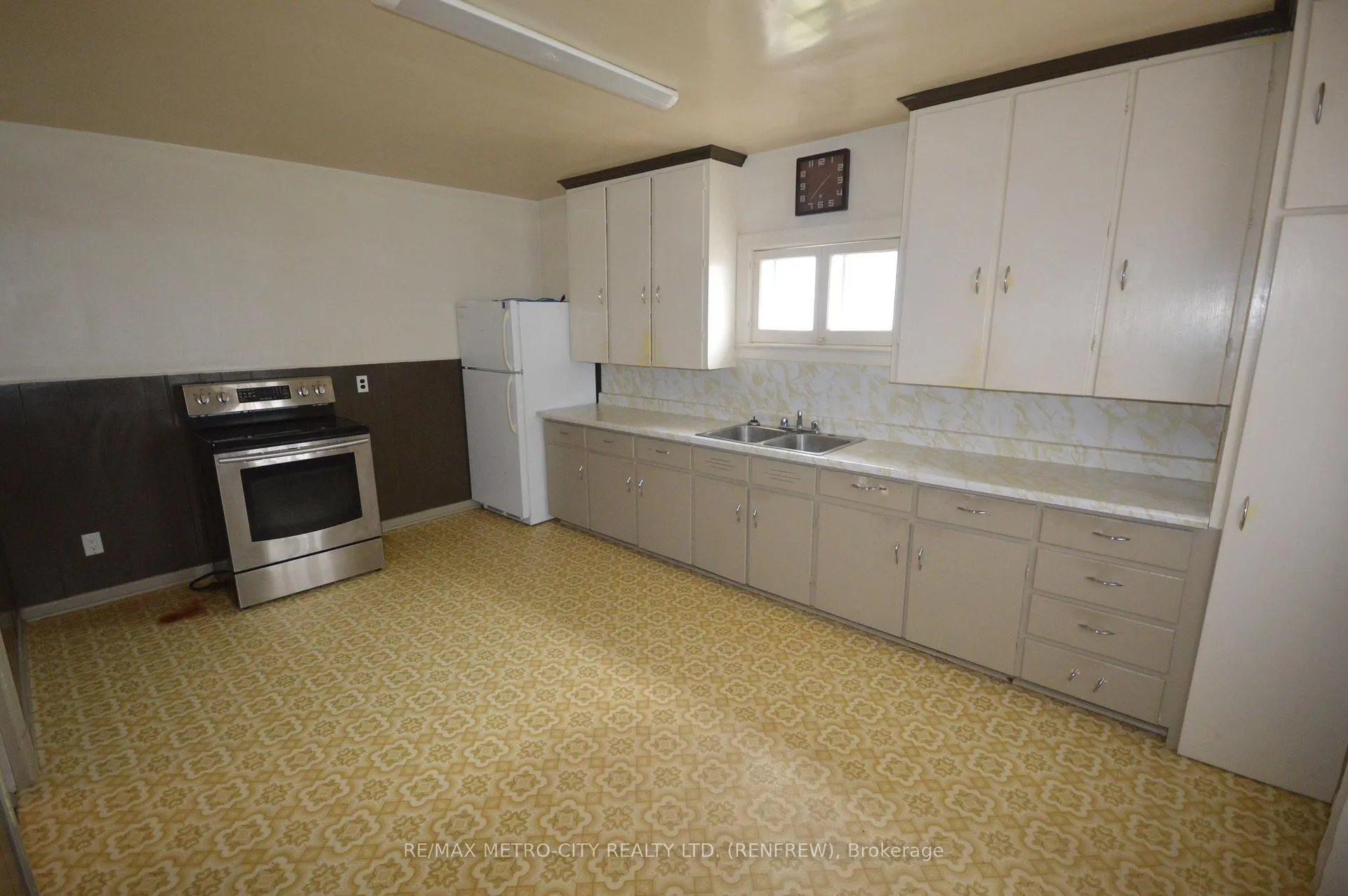 Photo 3 of 143 Munroe Avenue W, Renfrew — HOMEH