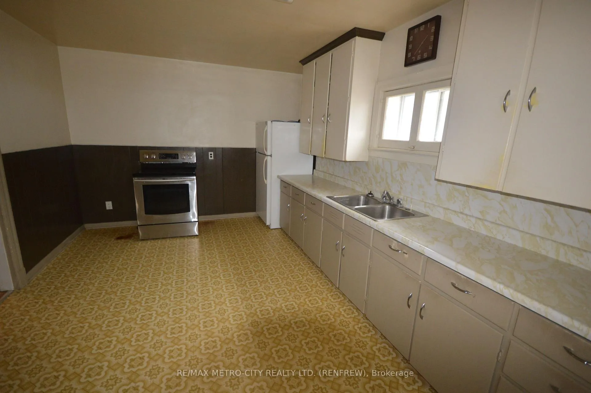 Photo 4 of 143 Munroe Avenue W, Renfrew — HOMEH
