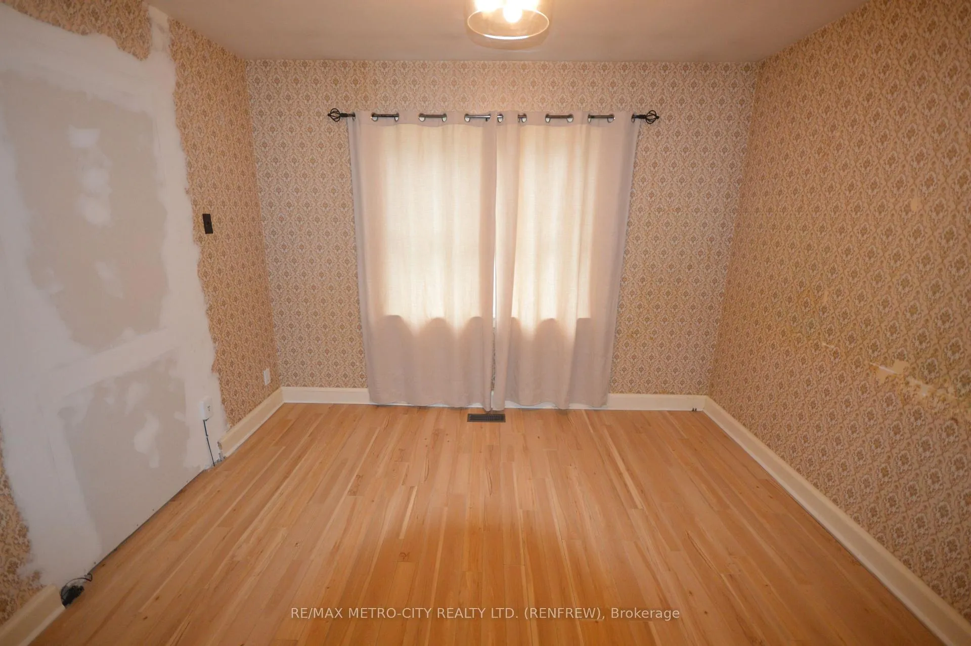 Photo 5 of 143 Munroe Avenue W, Renfrew — HOMEH