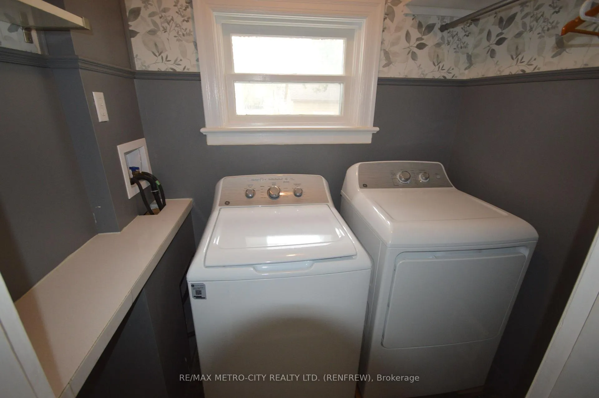 Photo 8 of 143 Munroe Avenue W, Renfrew — HOMEH