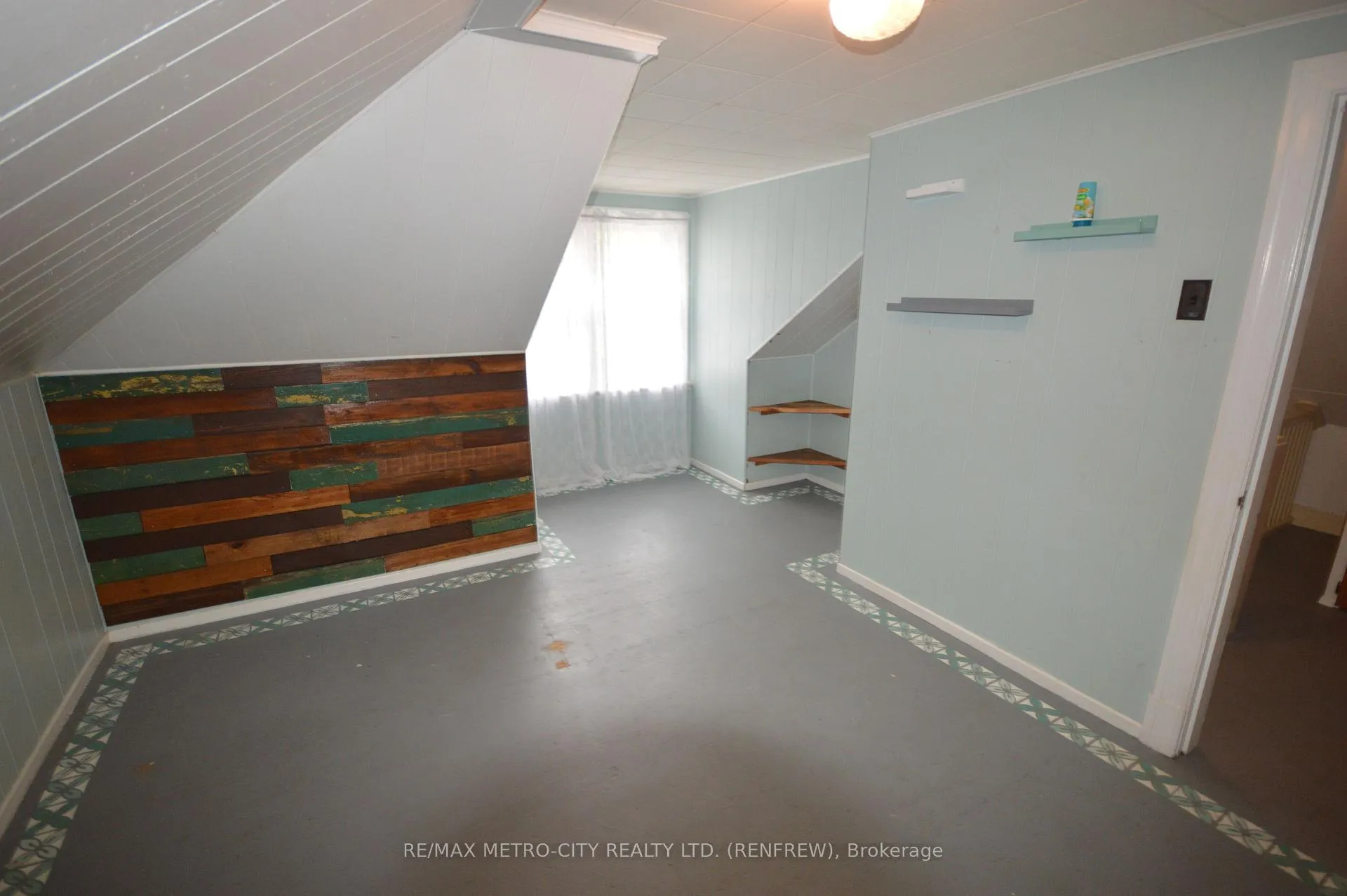 Photo 11 of 143 Munroe Avenue W, Renfrew — HOMEH