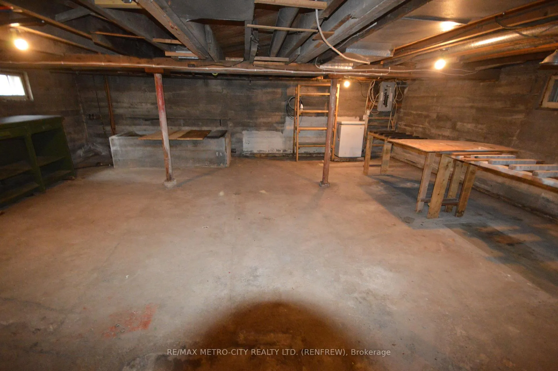 Photo 14 of 143 Munroe Avenue W, Renfrew — HOMEH