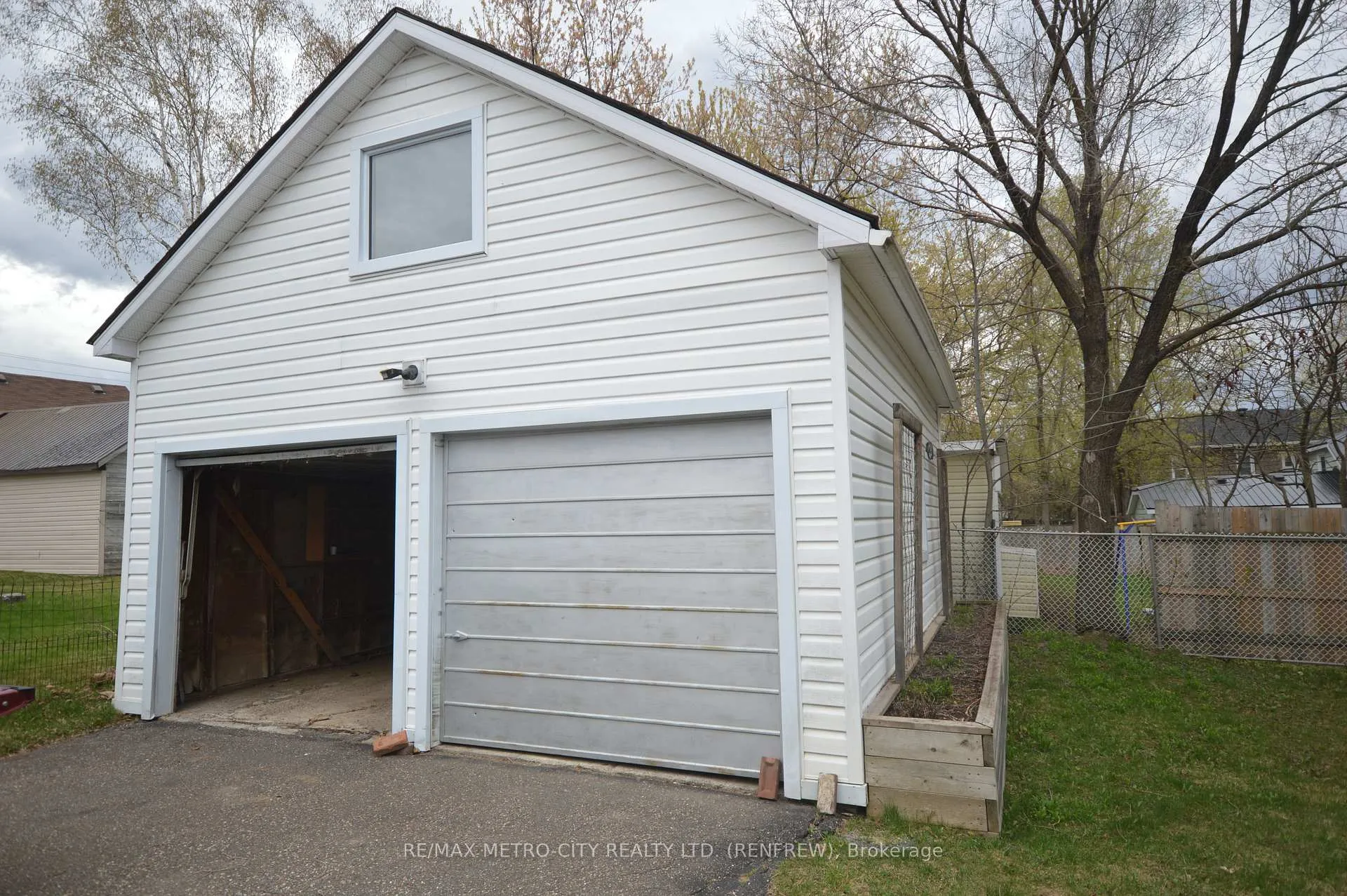 Photo 15 of 143 Munroe Avenue W, Renfrew — HOMEH