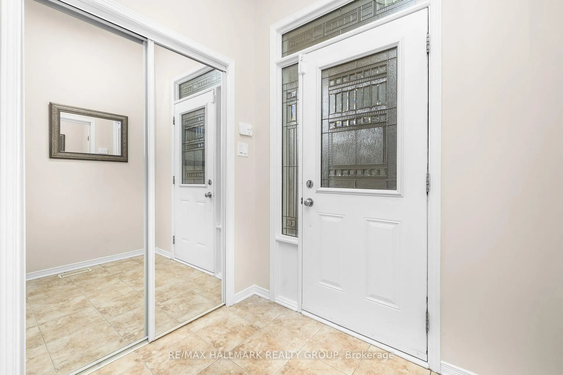 Photo 3 of 610 Everlasting Crescent, Ottawa, Springridge/East Village — HOMEH