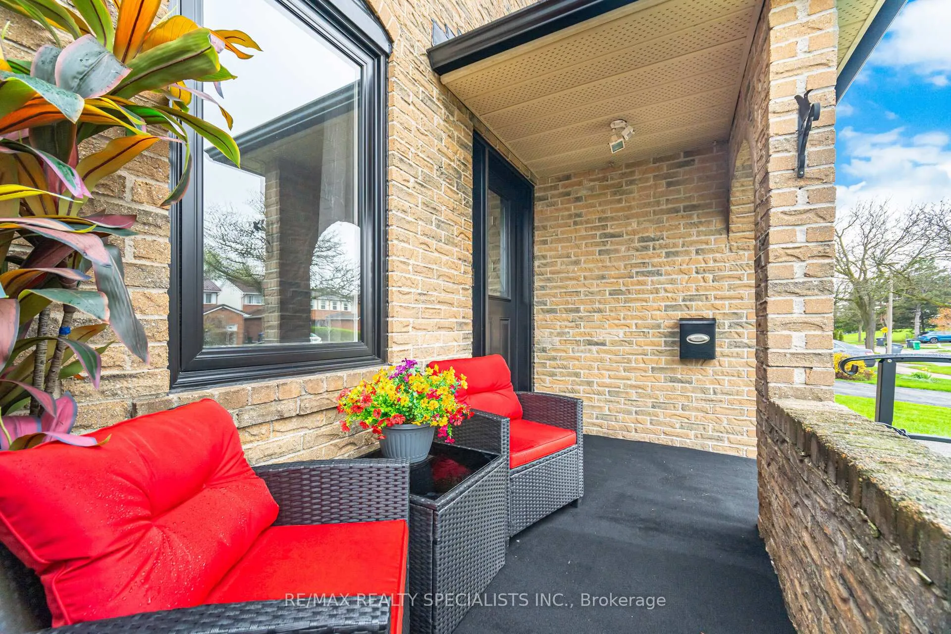 Photo 3 of 41 Weybridge Trail, Brampton, Madoc — HOMEH