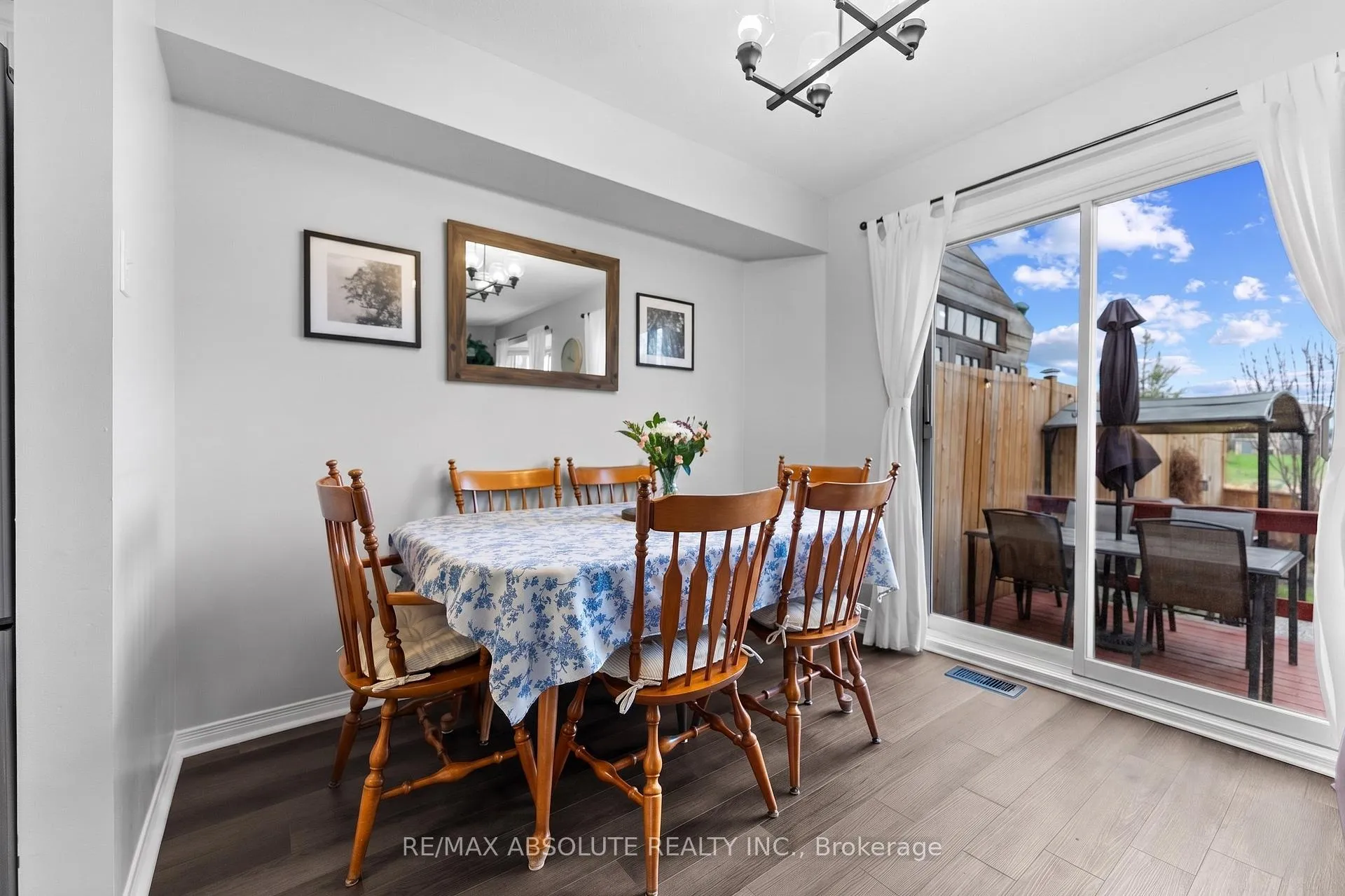 Photo 10 of 355 Fairbrooke Court, Arnprior — HOMEH