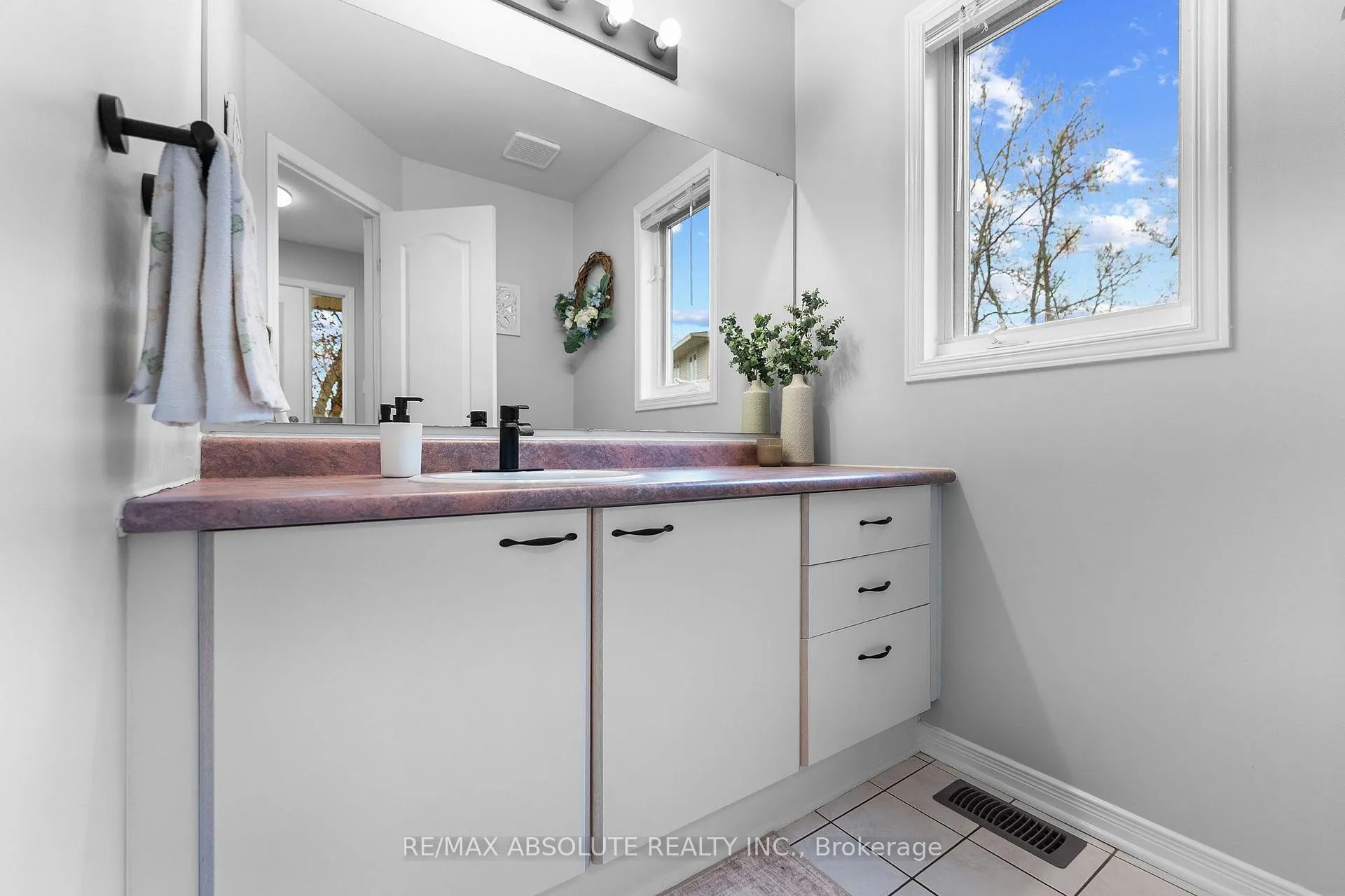 Photo 16 of 355 Fairbrooke Court, Arnprior — HOMEH