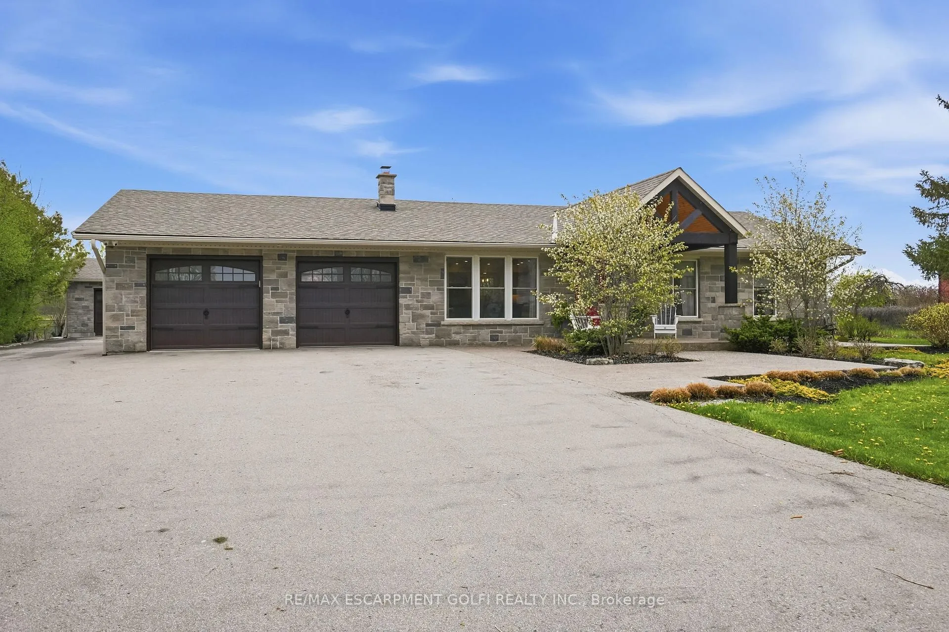 Photo 2 of 2114 Golf Club Road, Hamilton, Rural Glanbrook — HOMEH