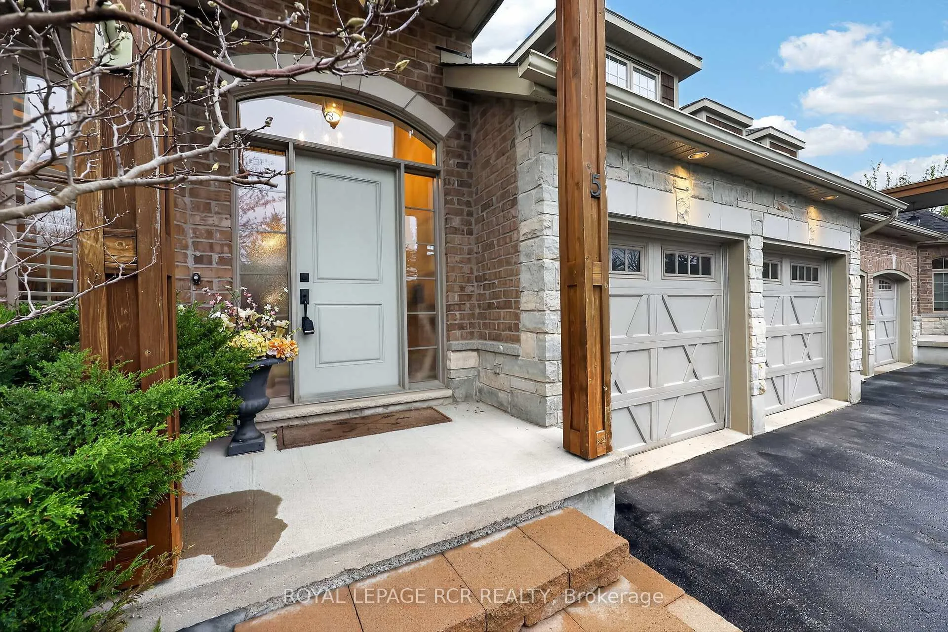 Photo 2 of Unit 5, 1 Reddington Drive, Caledon, Rural Caledon — HOMEH